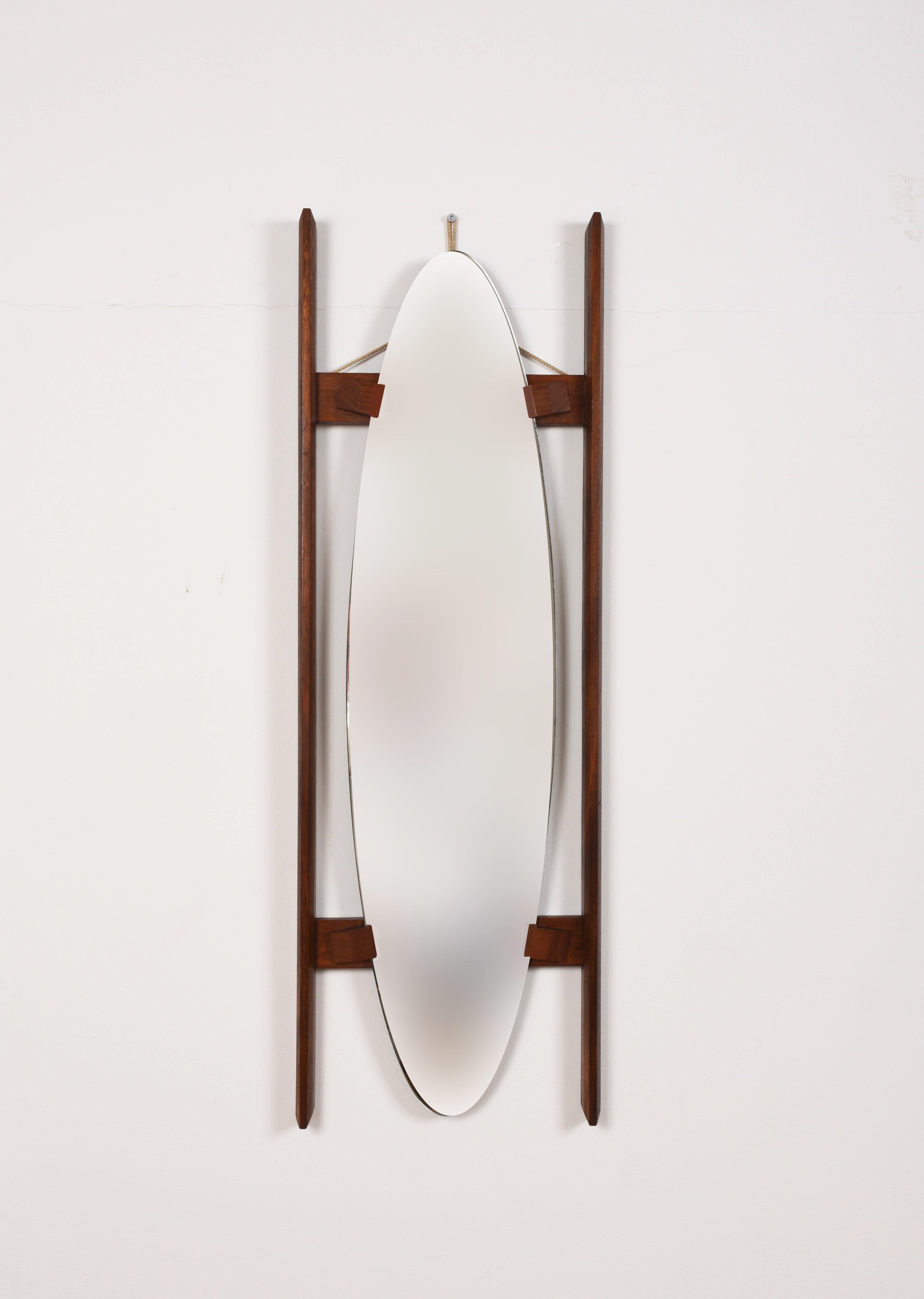 1960s oval mirror, teak structure.
Measurements:
Frame 35 x 105 cm
Mirror 24 x 100 cm

Vintage, signs of use of time.