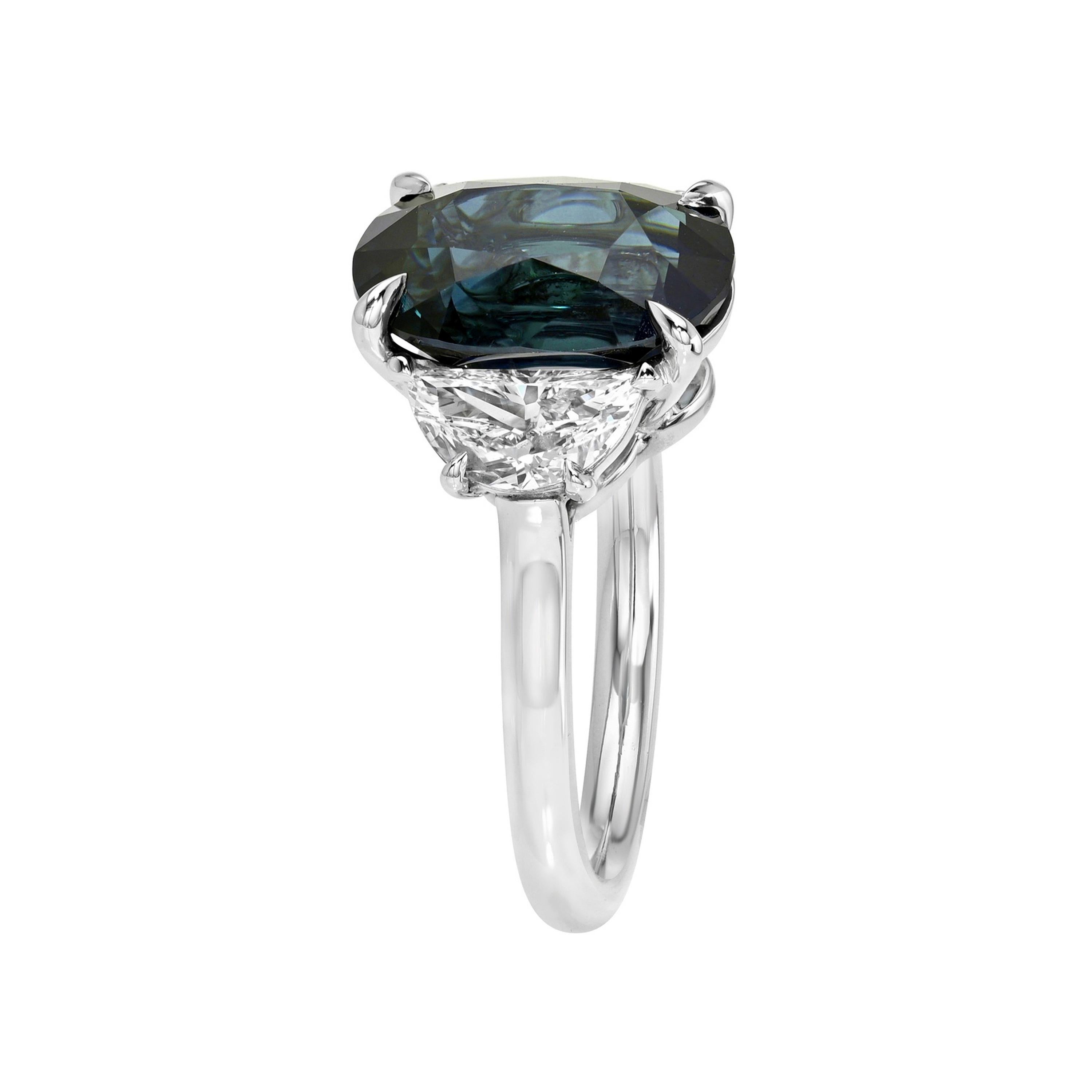 Anello a tre pietre in platino con zaffiro blu verdastro certificato GIA da 5,08 carati e diamanti trapezoidali - Realizzato a mano da Merkaba Jewelry Beverly Hills.

Questo anello di fidanzamento in platino a tre pietre, realizzato a mano da