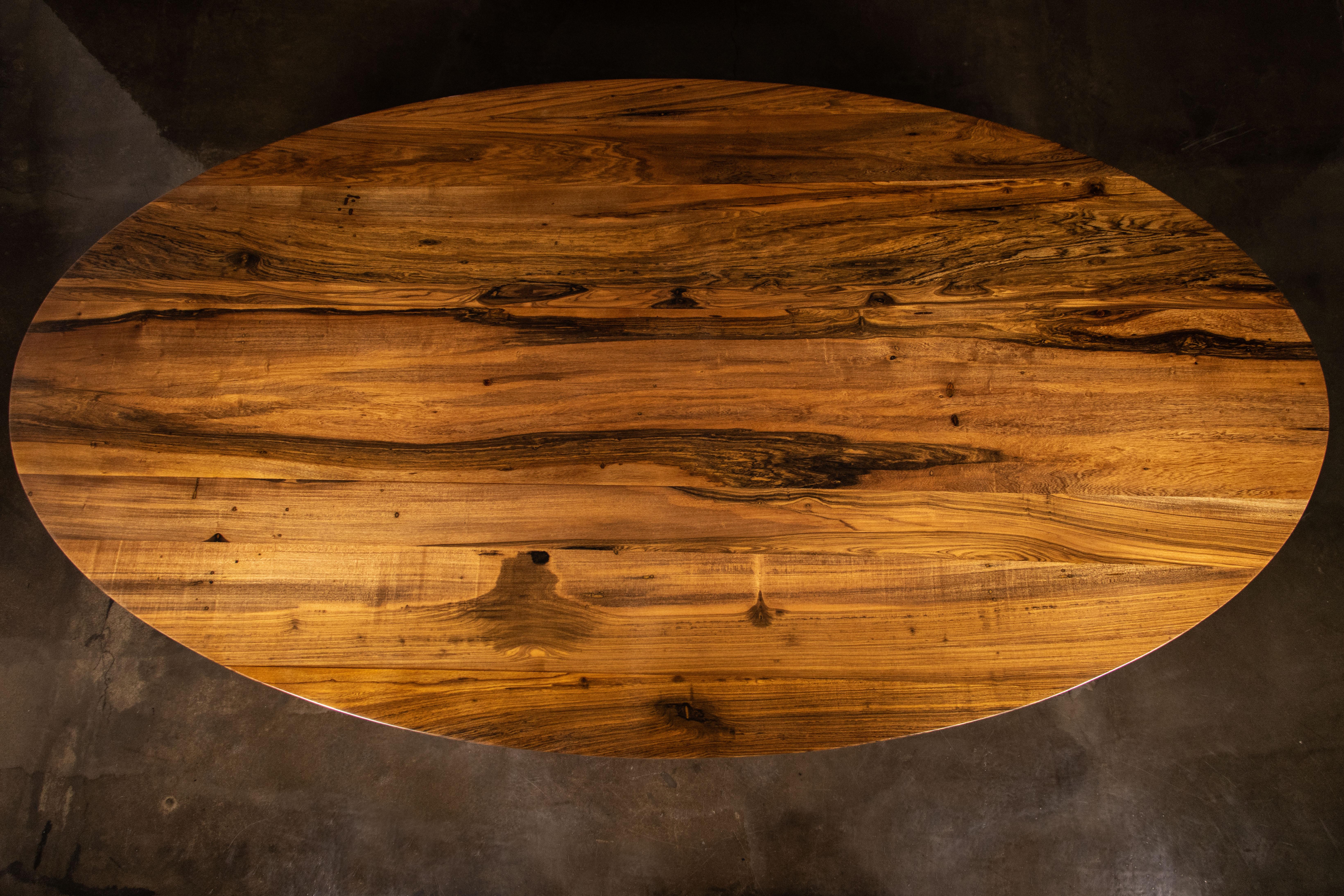 Travail du bois Table de salle à manger ovale à piédestal en bois massif épais de Costantini, Luca, en stock en vente