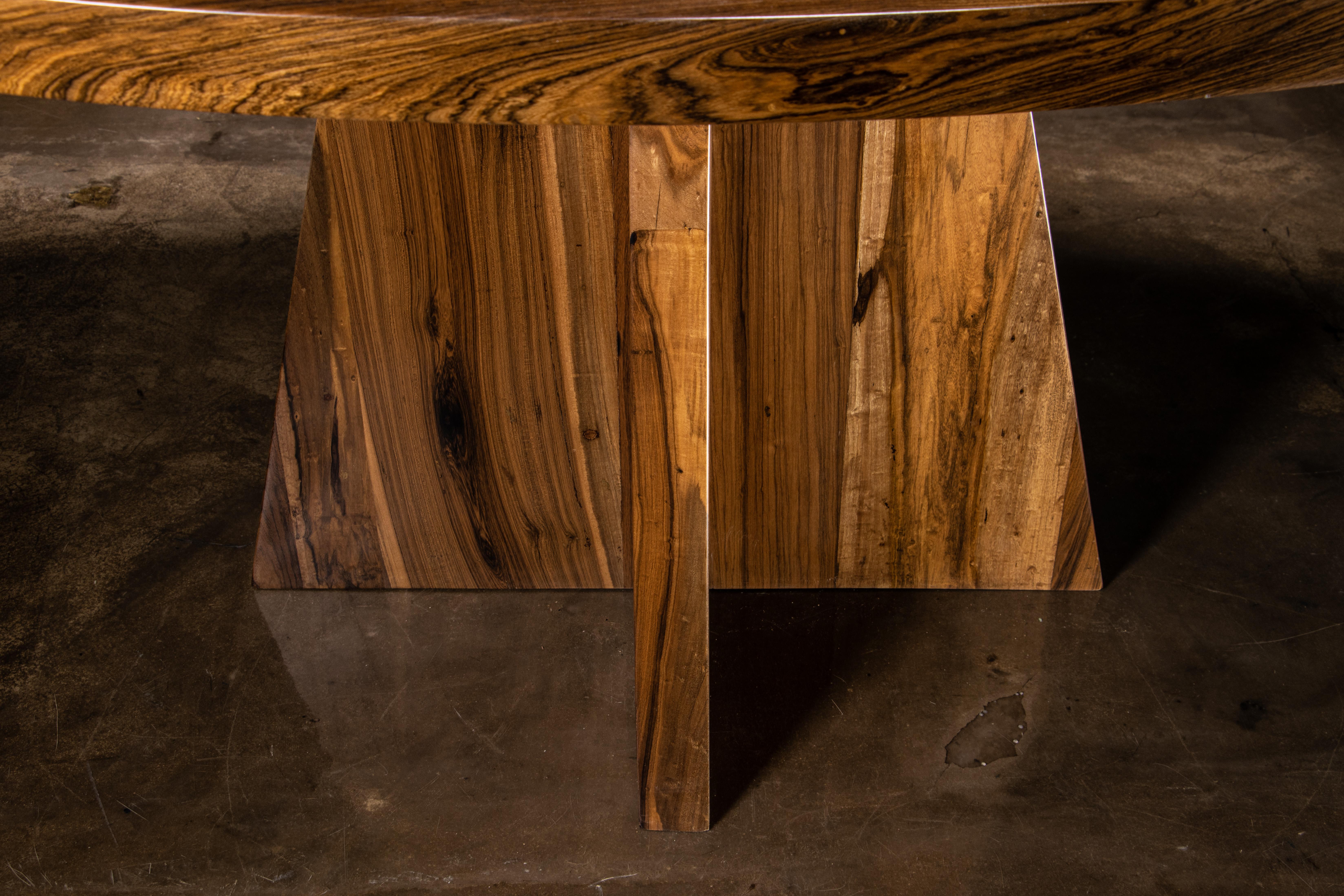 Ovaler, dicker Esstisch aus Massivholzsockel von Costantini, Luca, auf Lager  im Zustand „Neu“ im Angebot in New York, NY