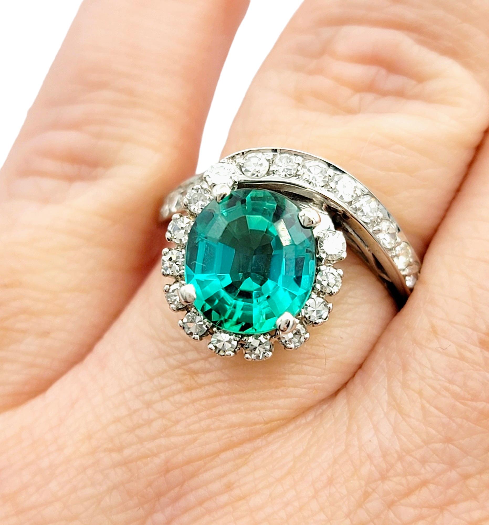 Bague cocktail asymétrique tourmaline ovale et halo de diamants en or 18 carats en vente 4