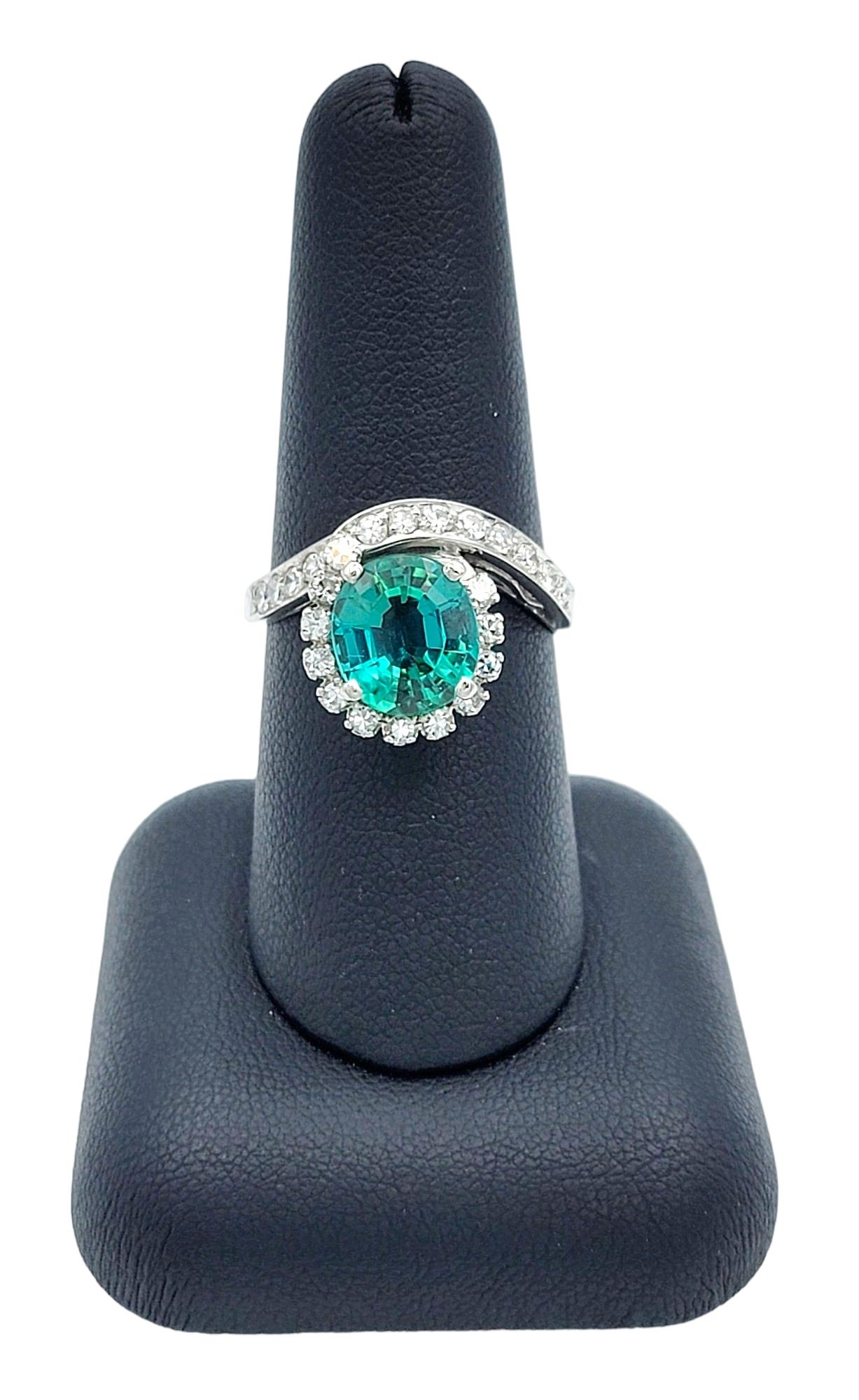 Bague cocktail asymétrique tourmaline ovale et halo de diamants en or 18 carats en vente 5