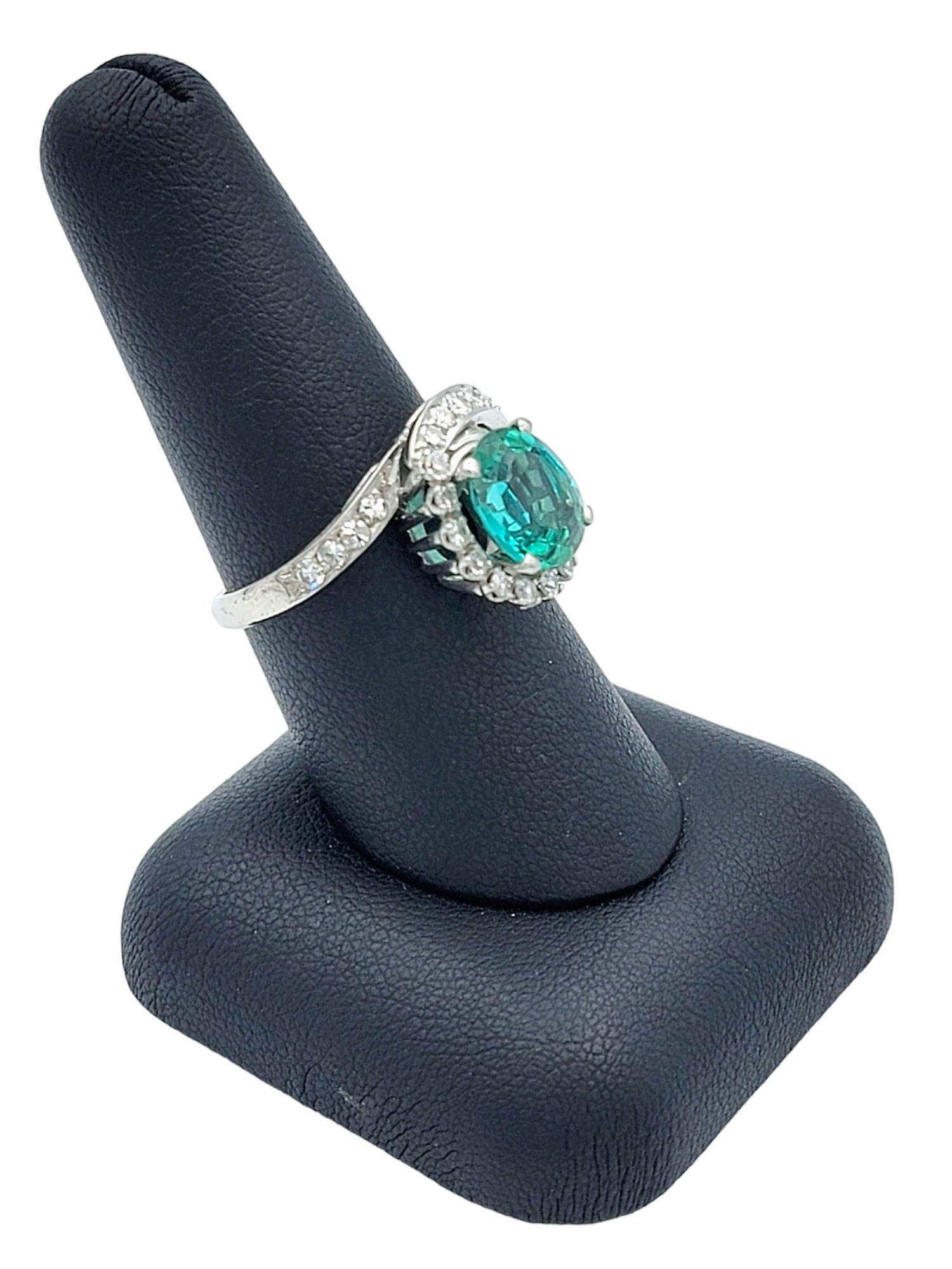 Bague cocktail asymétrique tourmaline ovale et halo de diamants en or 18 carats en vente 6