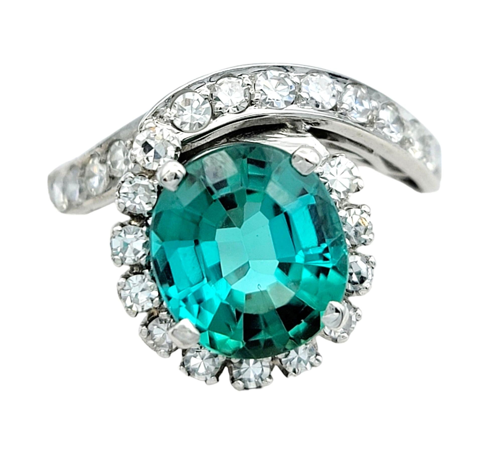 Taille de l'anneau : 8.25

Cette étonnante bague en tourmaline et diamant, sertie dans un luxueux or blanc 18 carats, est une pièce captivante et unique qui met magnifiquement en valeur la beauté des pierres précieuses de couleur. En son centre, une