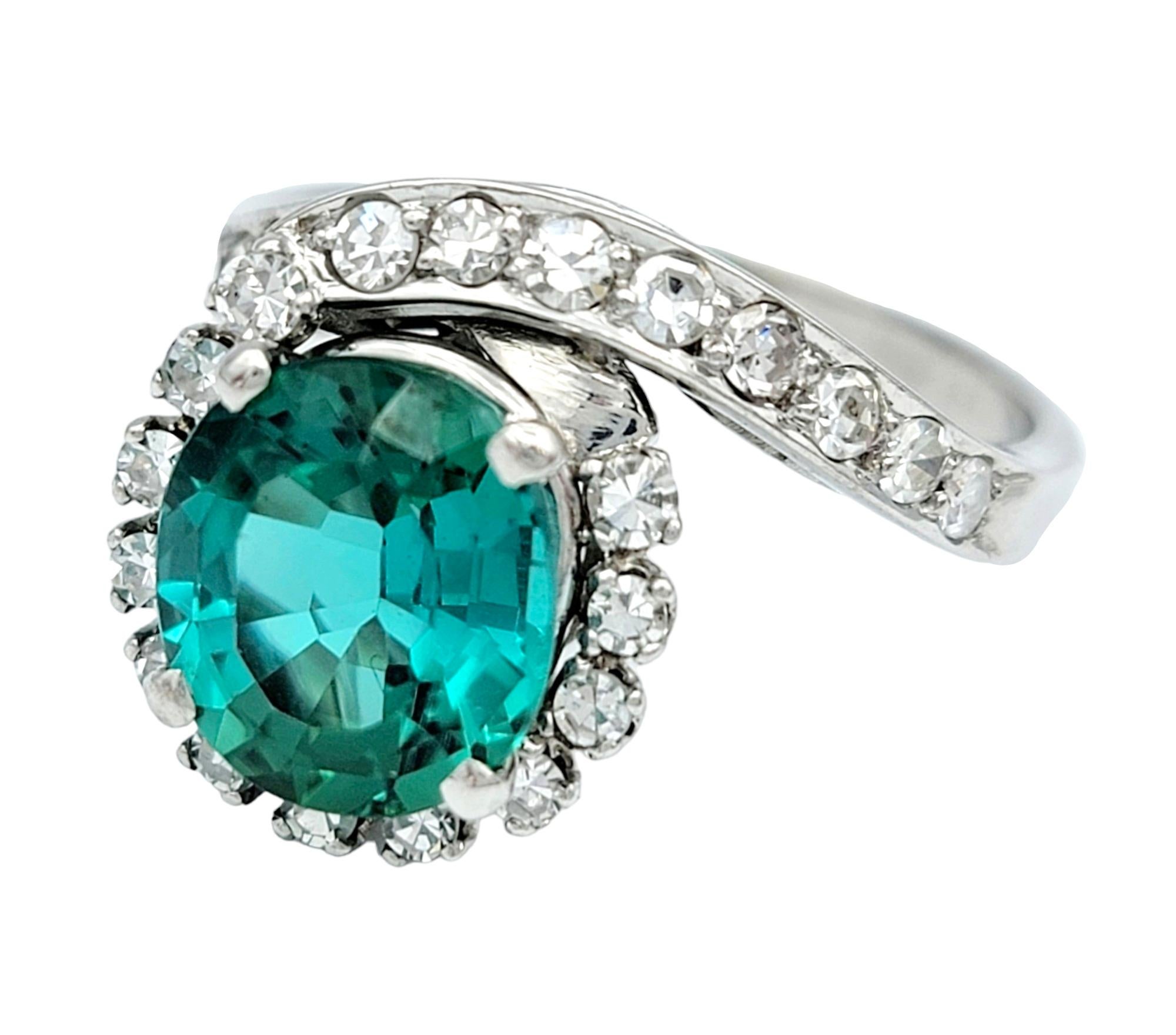 Contemporain Bague cocktail asymétrique tourmaline ovale et halo de diamants en or 18 carats en vente