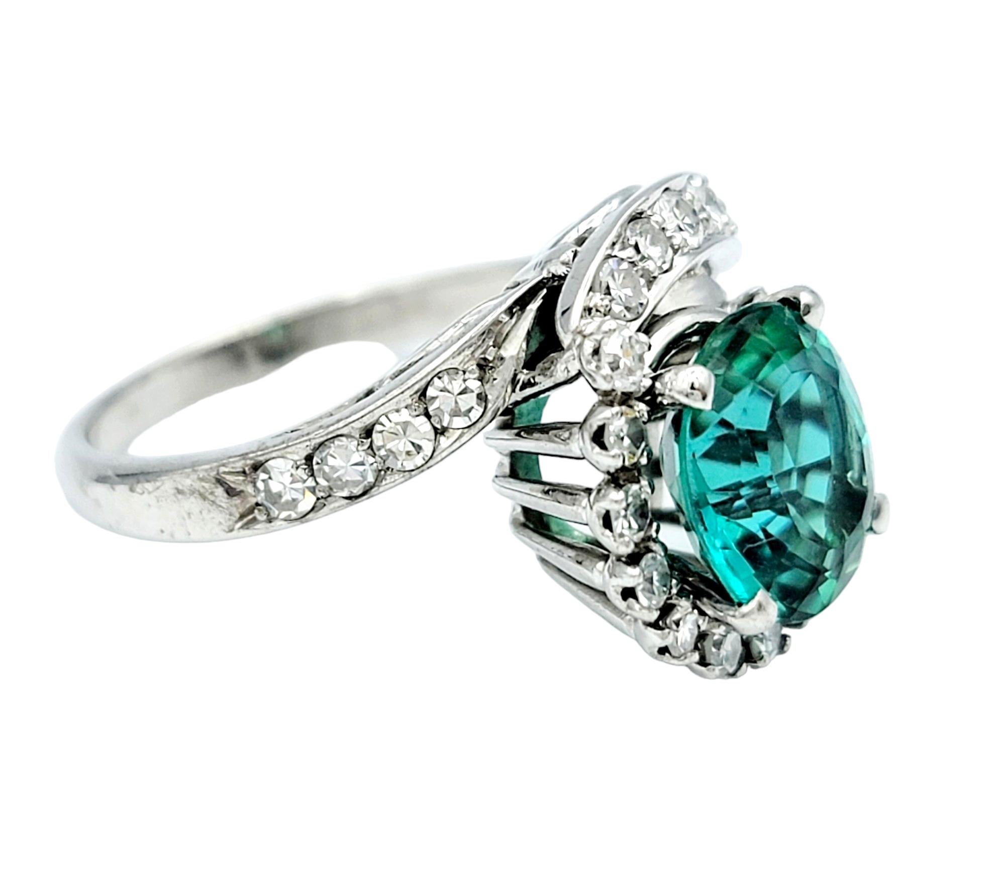Taille ovale Bague cocktail asymétrique tourmaline ovale et halo de diamants en or 18 carats en vente