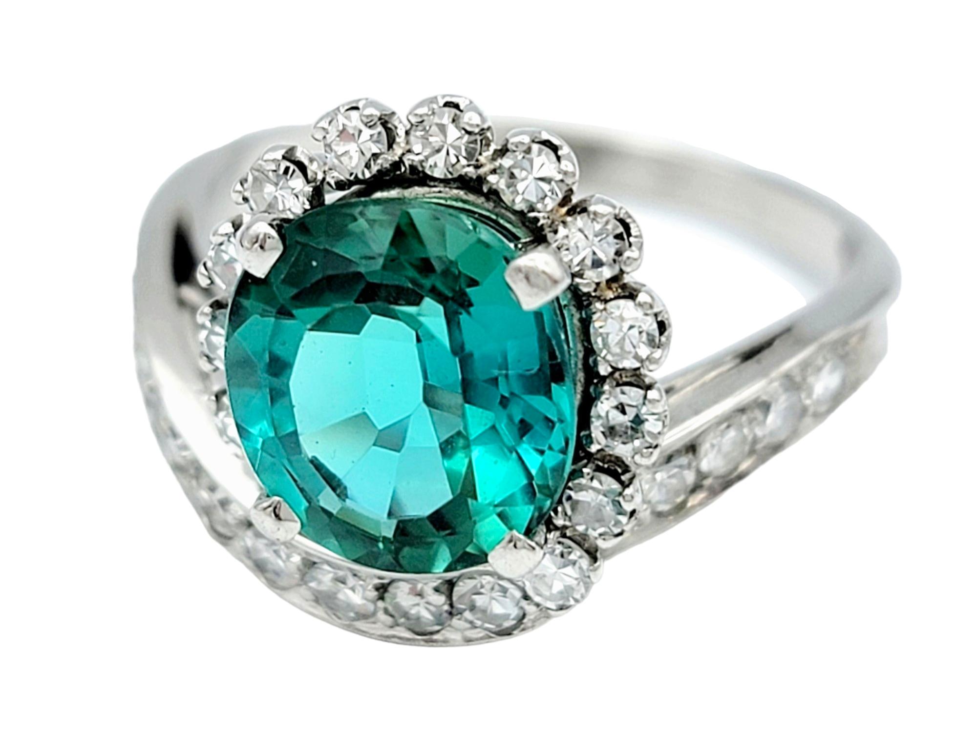 Bague cocktail asymétrique tourmaline ovale et halo de diamants en or 18 carats Bon état - En vente à Scottsdale, AZ