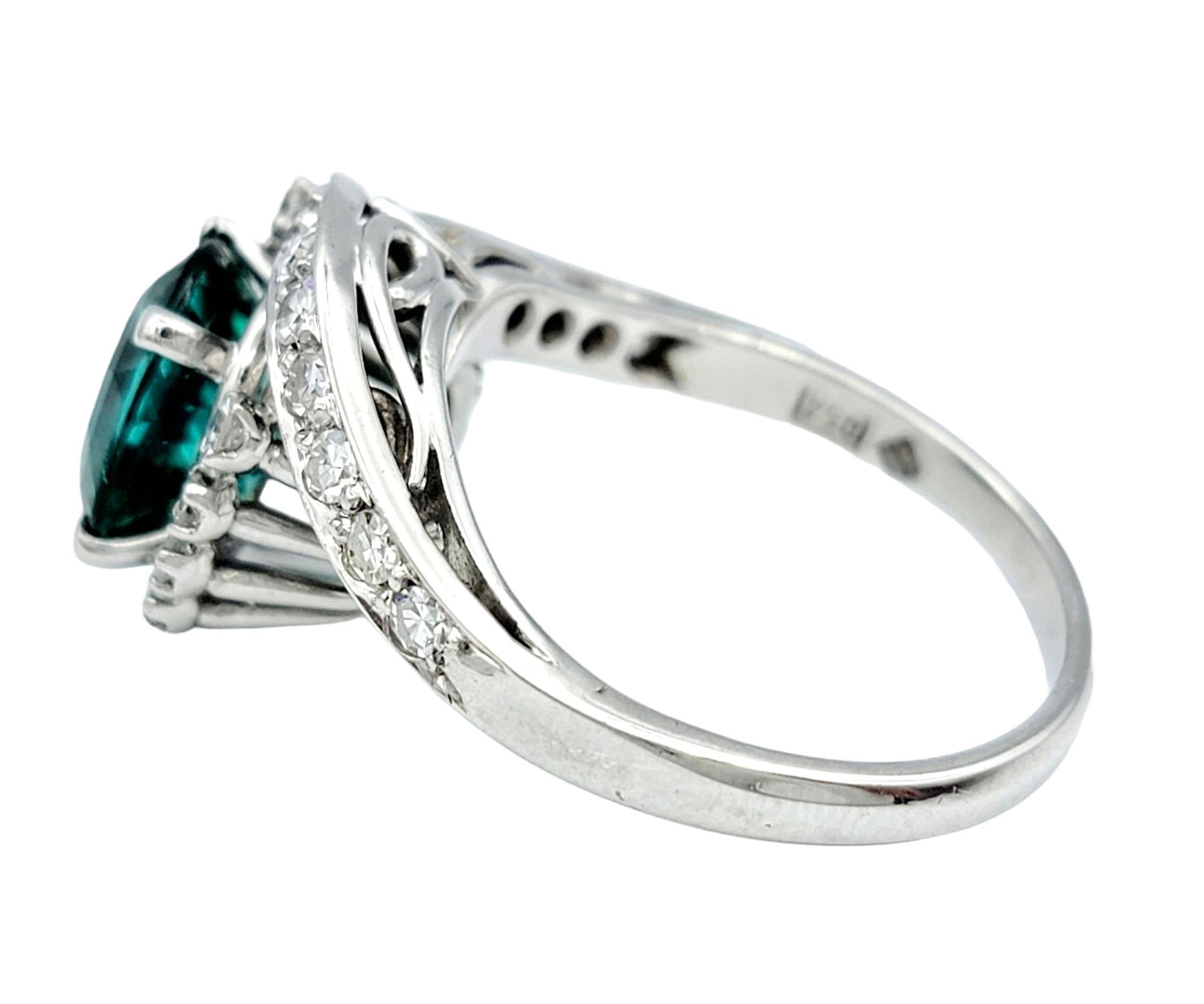 Bague cocktail asymétrique tourmaline ovale et halo de diamants en or 18 carats Pour femmes en vente