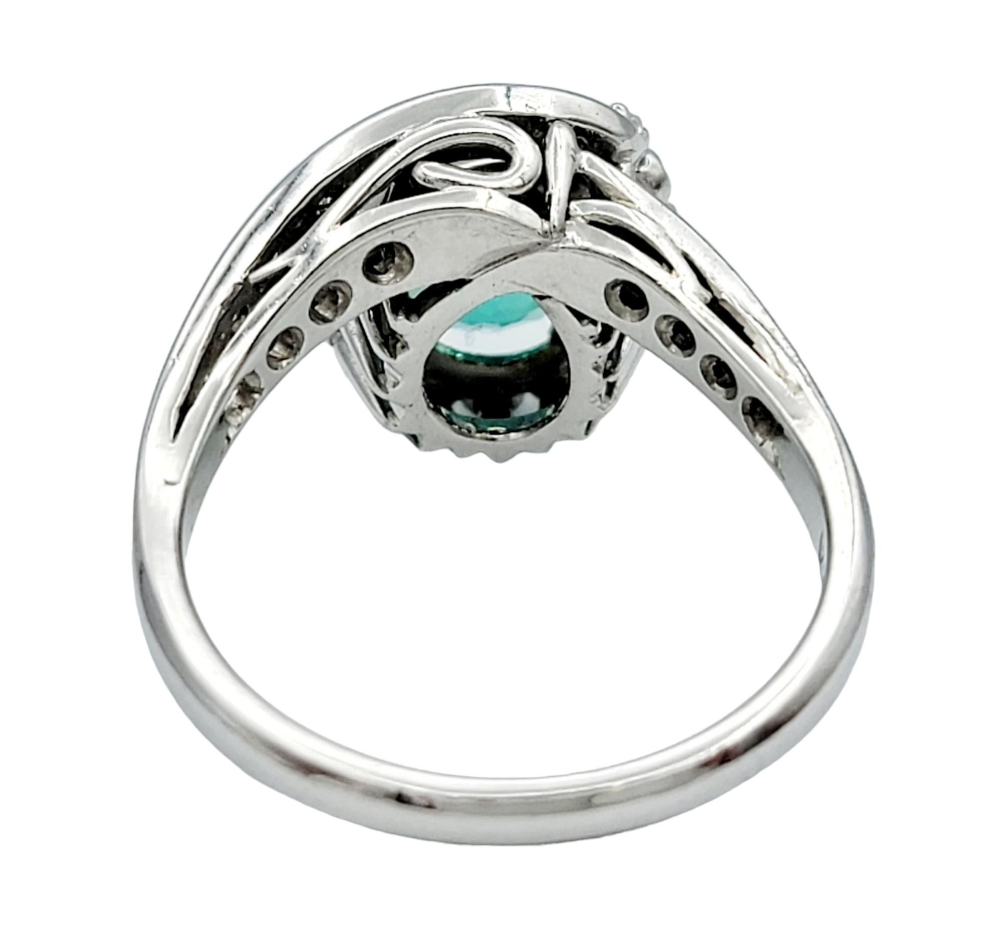 Bague cocktail asymétrique tourmaline ovale et halo de diamants en or 18 carats en vente 1