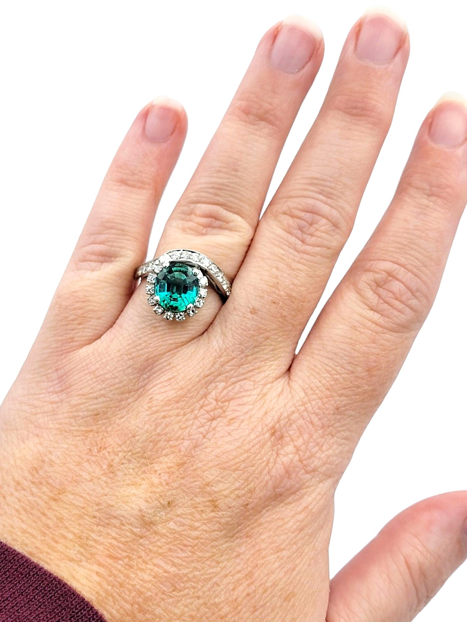 Bague cocktail asymétrique tourmaline ovale et halo de diamants en or 18 carats en vente 3