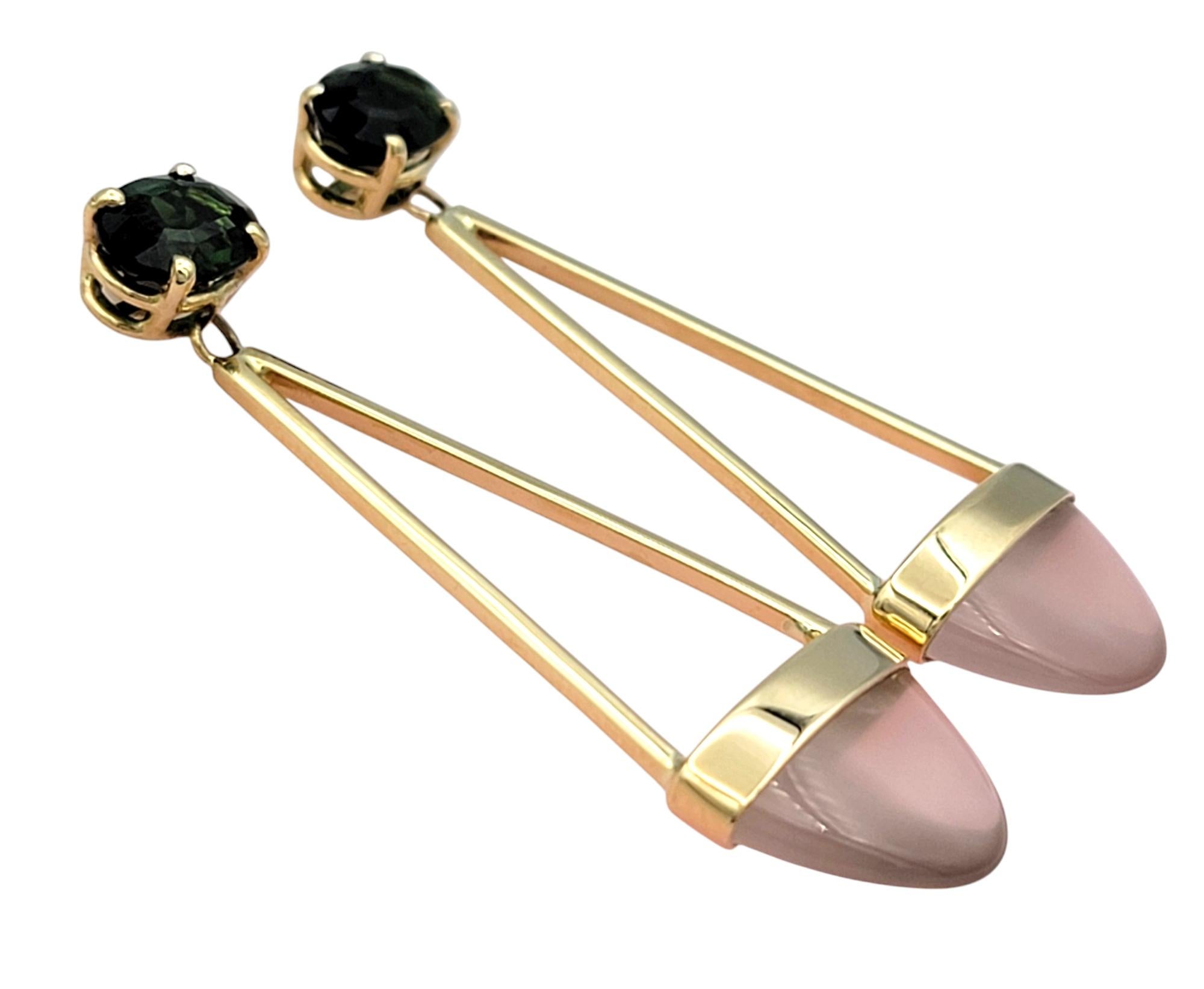 Élevez votre élégance avec ces exquises boucles d'oreilles en or jaune 14 carats, une fusion harmonieuse de couleurs audacieuses et d'un design gracieux. Chaque boucle d'oreille est ornée d'une captivante tourmaline verte de taille ovale au sommet,
