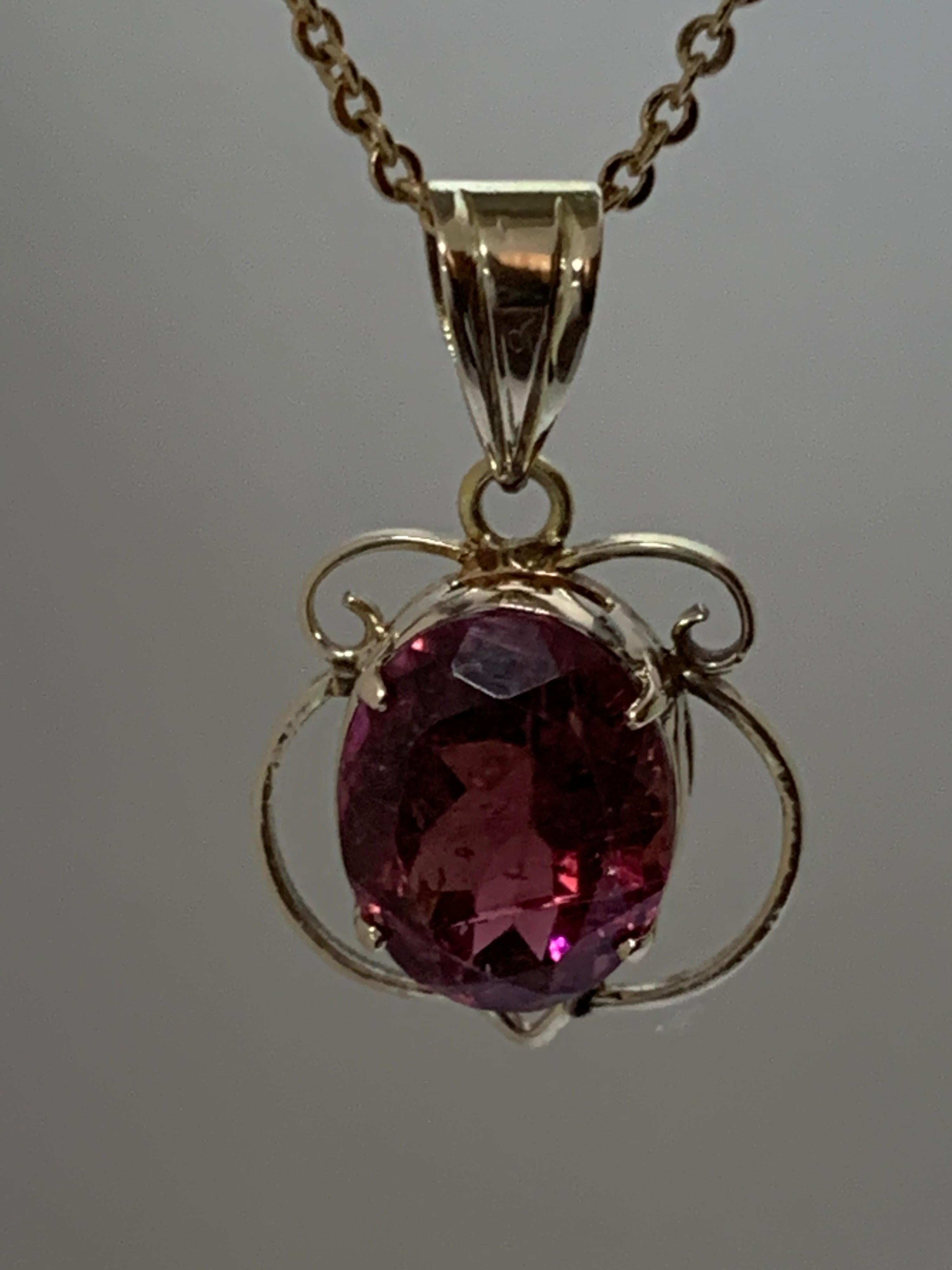 Taille ovale Pendentif en or 14 carats serti d'une tourmaline ovale en vente