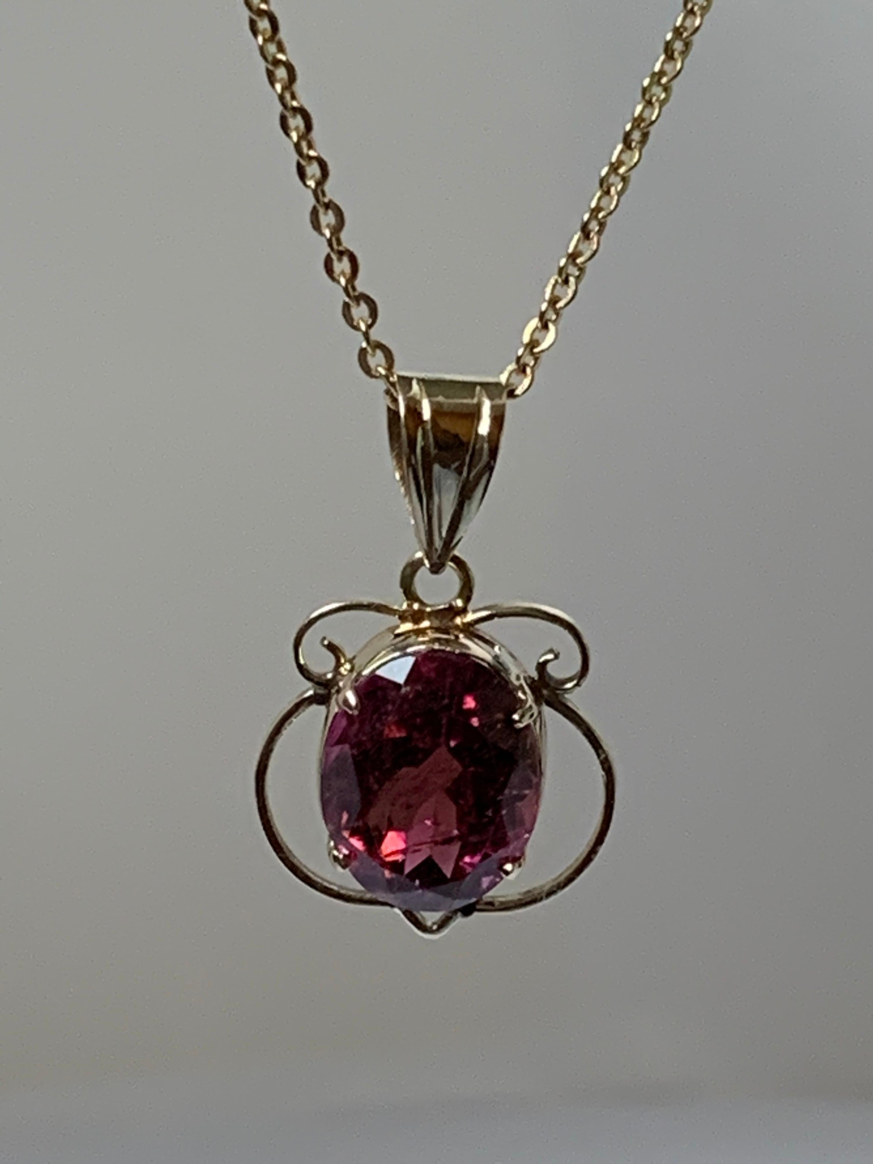 Oval Tourmaline Set in 14 Karat Gold Pendant In New Condition For Sale In Trumbull, CT