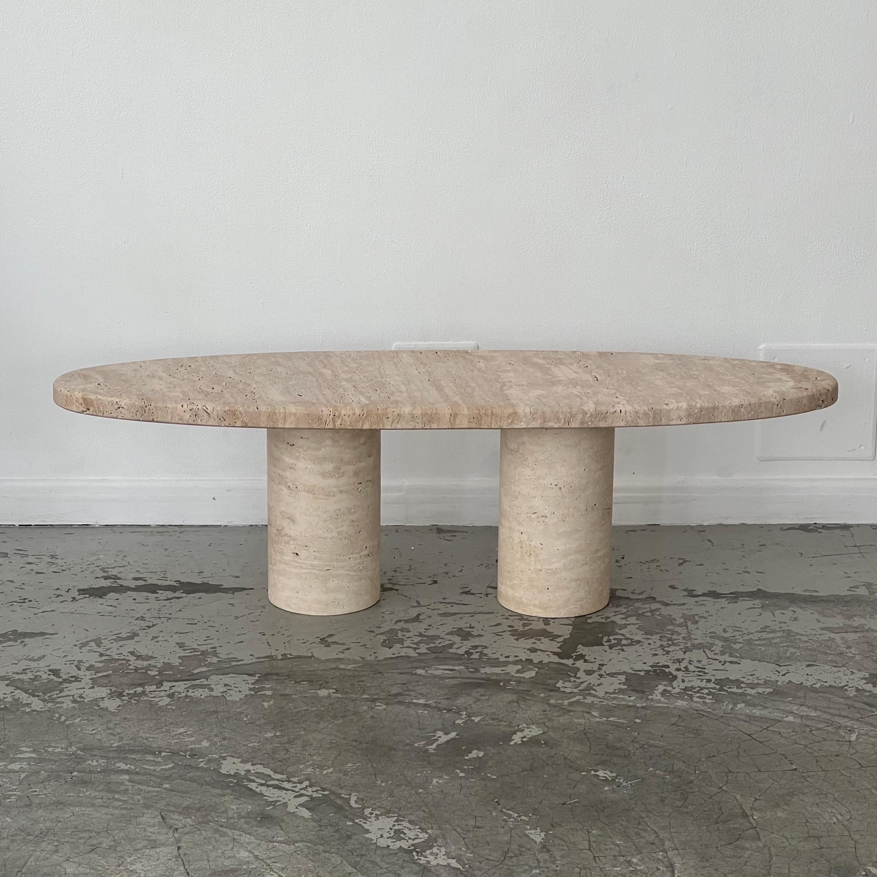 Oval travertine coffee table In Excellent Condition In PARIS, FR
