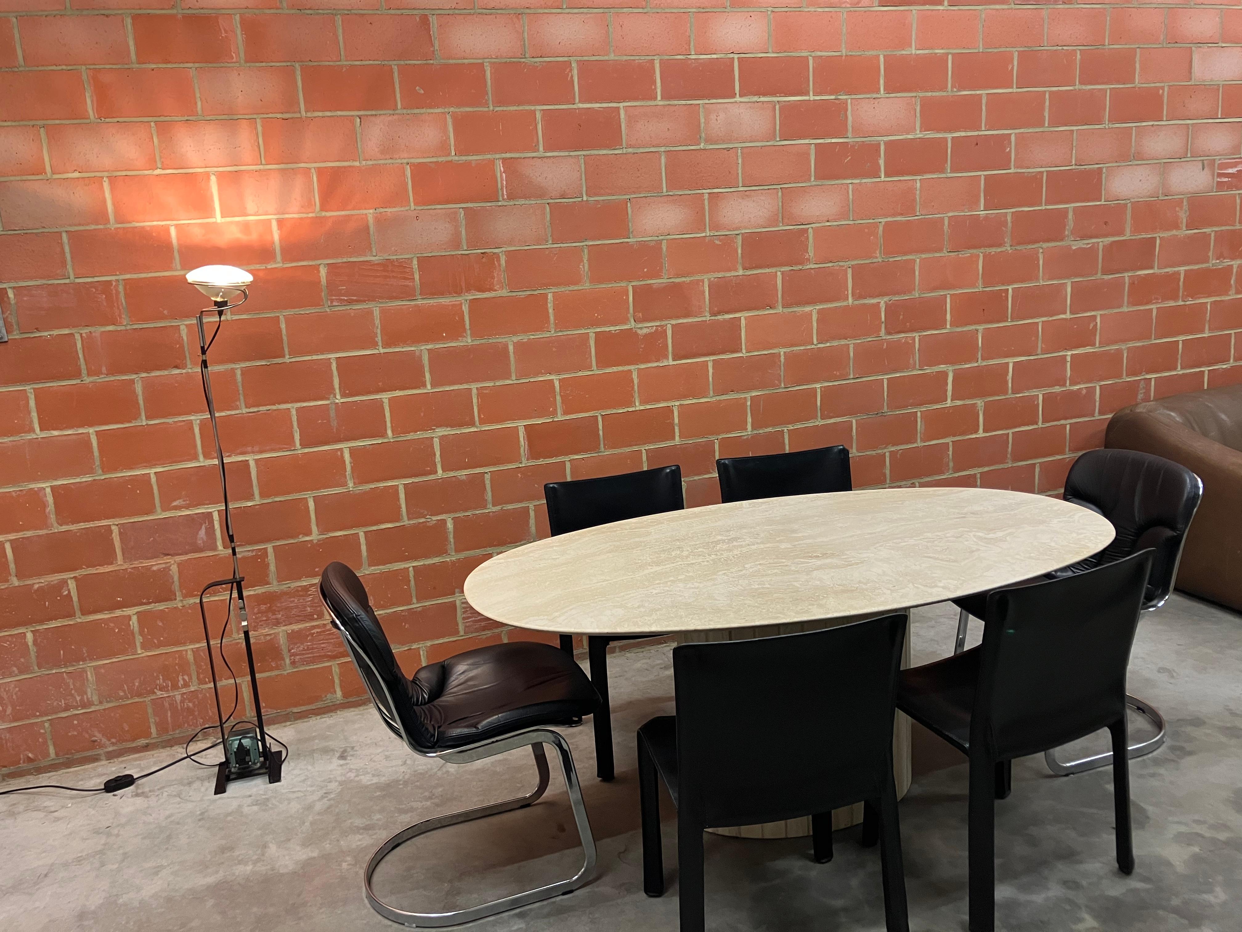 Mesa de comedor oval de mármol travertino 180 x 100 x 73 en venta 4