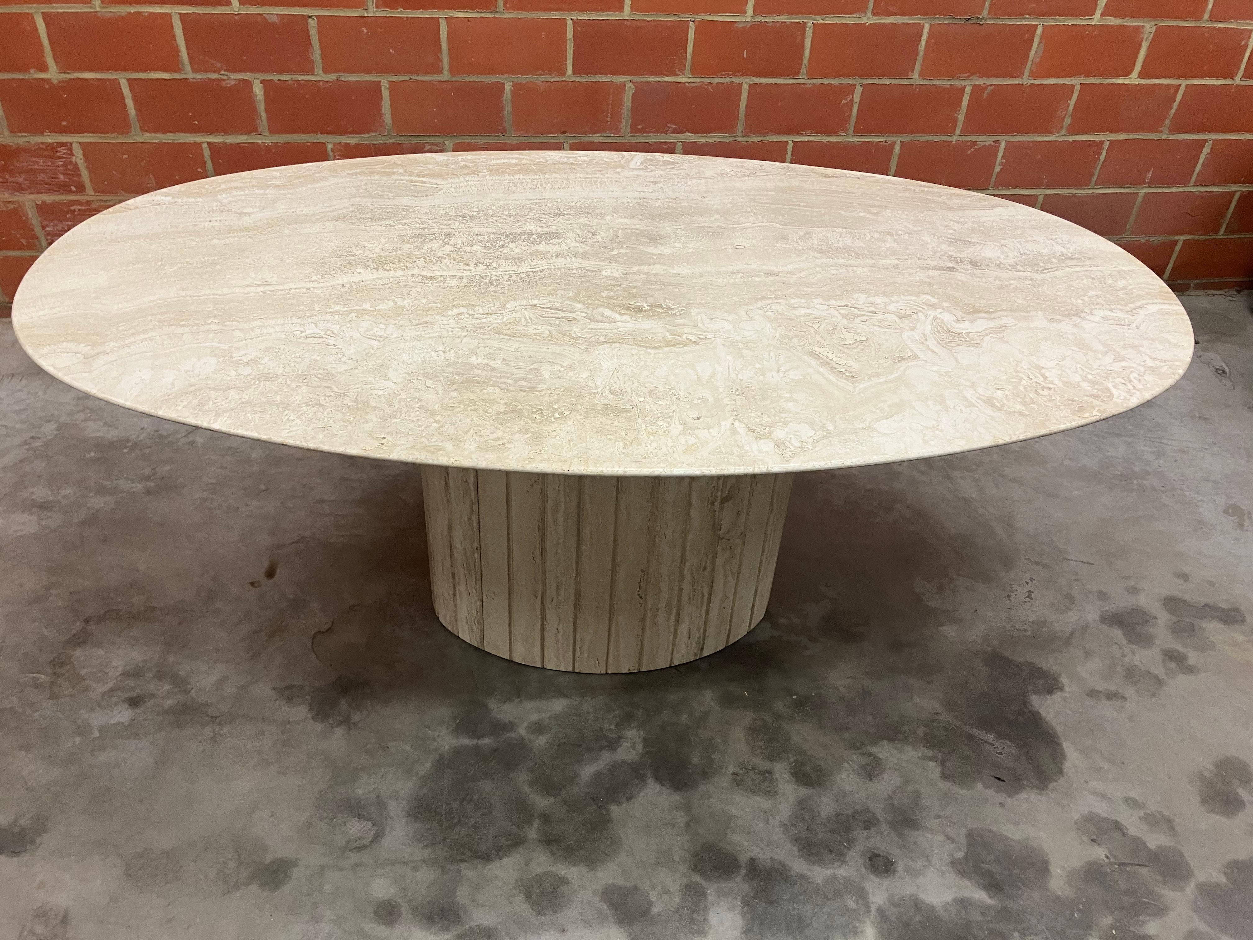 Preciosa mesa de comedor de travertino de los años 70
Beige claro

Mesa de comedor de piedra natural travertino (mármol italiano), una hermosa pieza de aspecto robusto.

- Hoja con una forma ovalada muy bonita
- Se apoya en una robusta pata