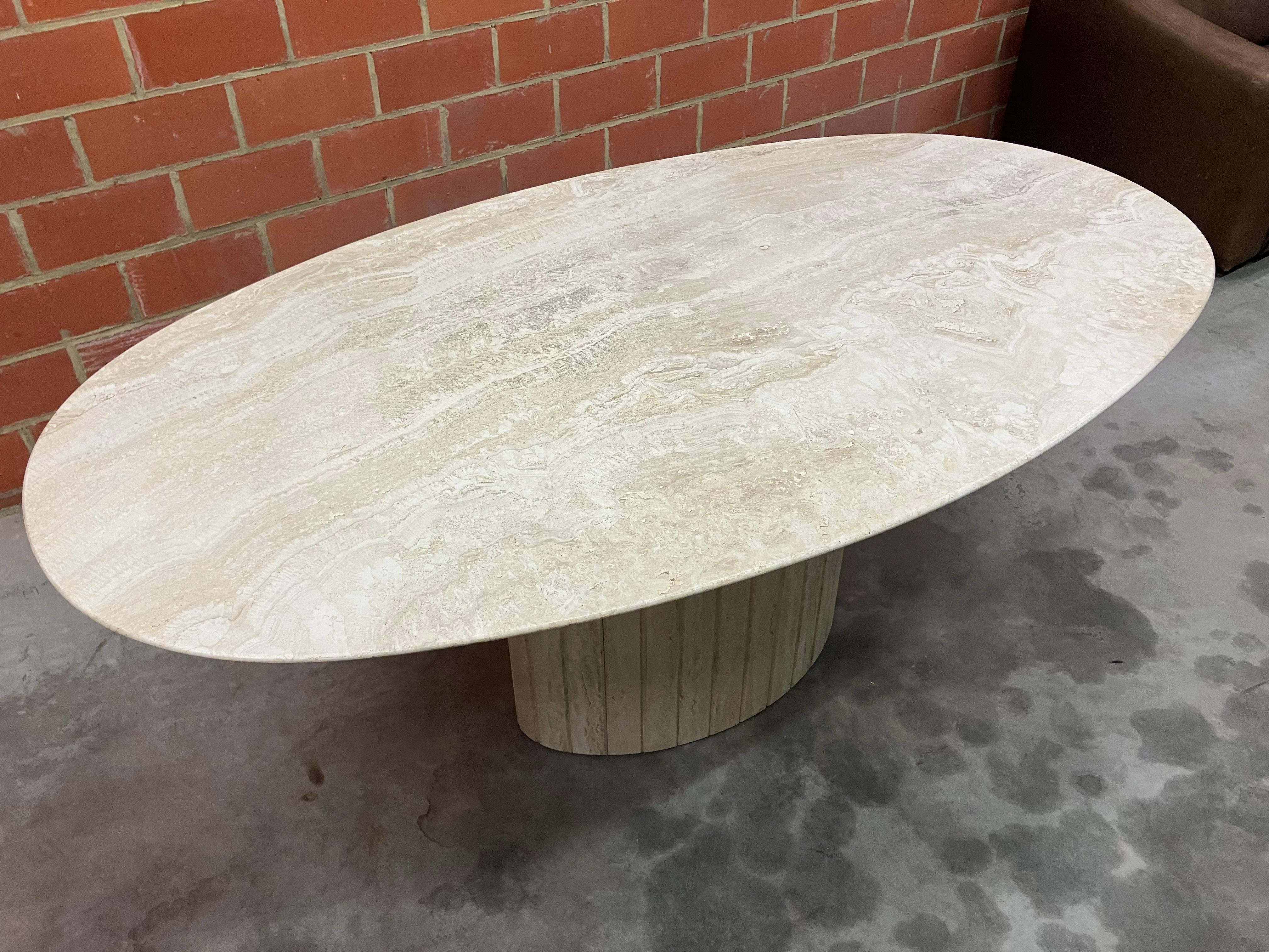 Mesa de comedor oval de mármol travertino 180 x 100 x 73 Italiano en venta