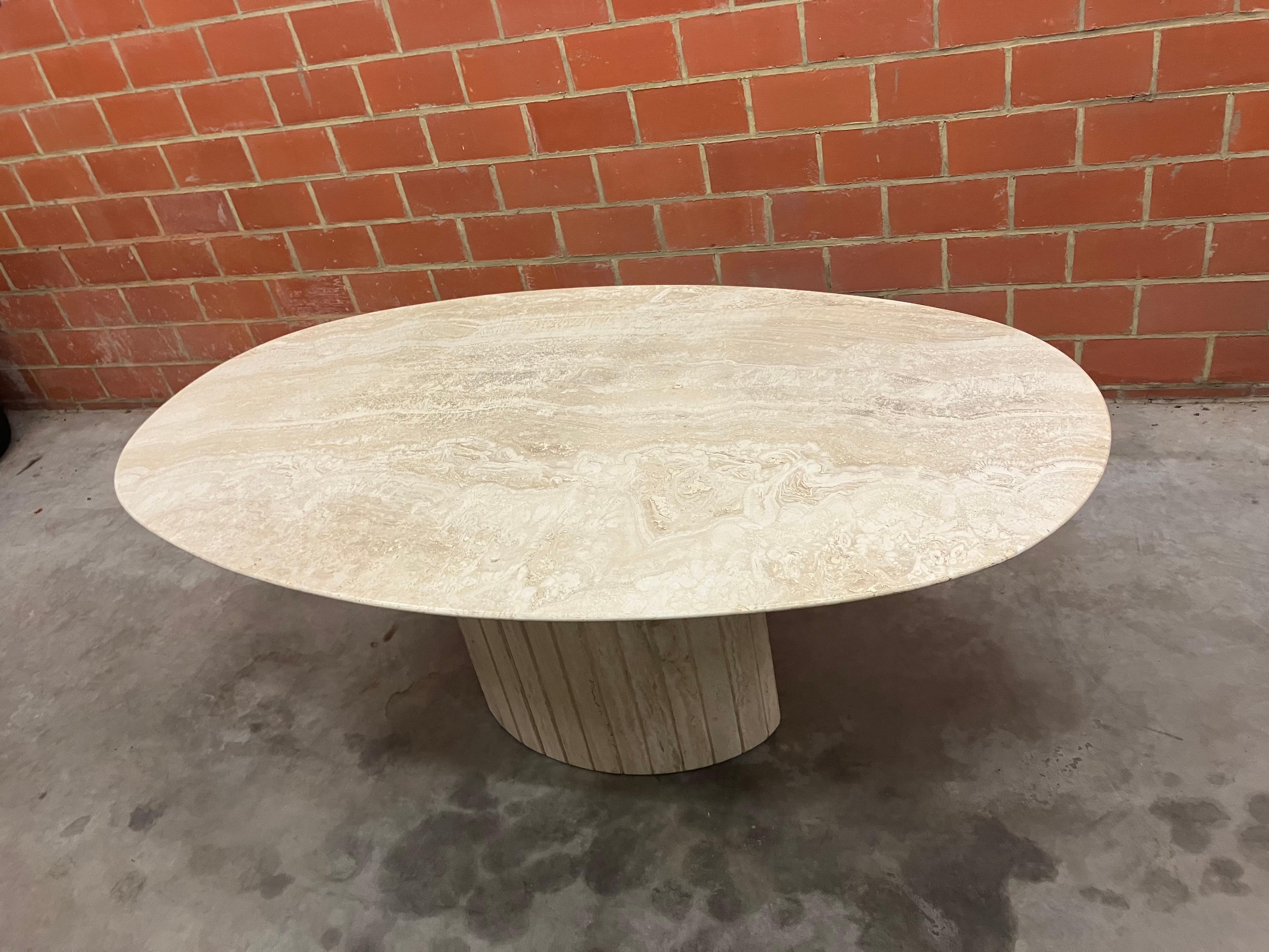 Mesa de comedor oval de mármol travertino 180 x 100 x 73 finales del siglo XX en venta