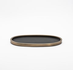 Ovales Tablett aus schwarzer Eiche mit Bronze-Patina-Messing von Kifu Paris