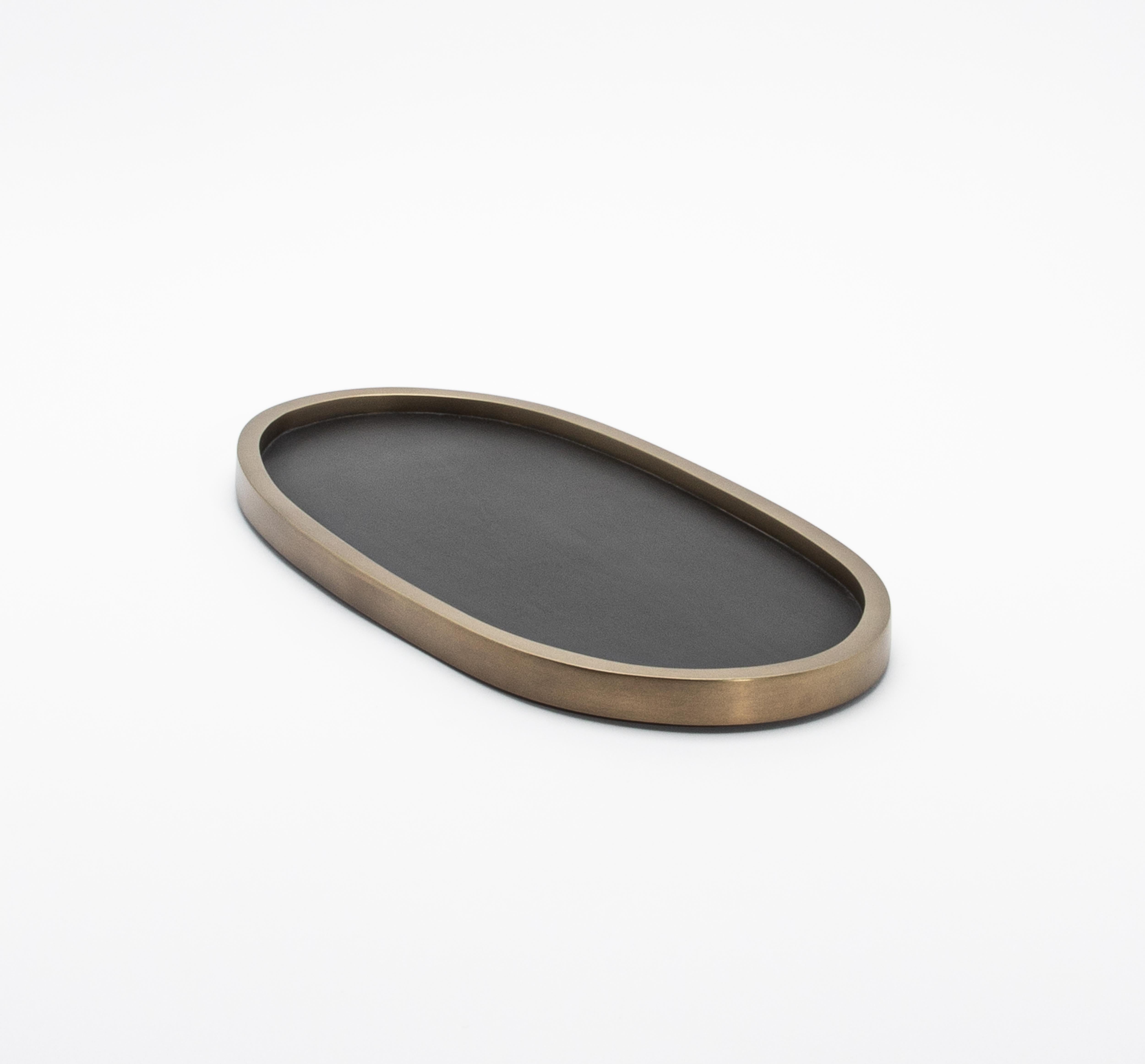 Philippin Plateau ovale en Oak Oak avec laiton Patina Bronze par Kifu Paris en vente