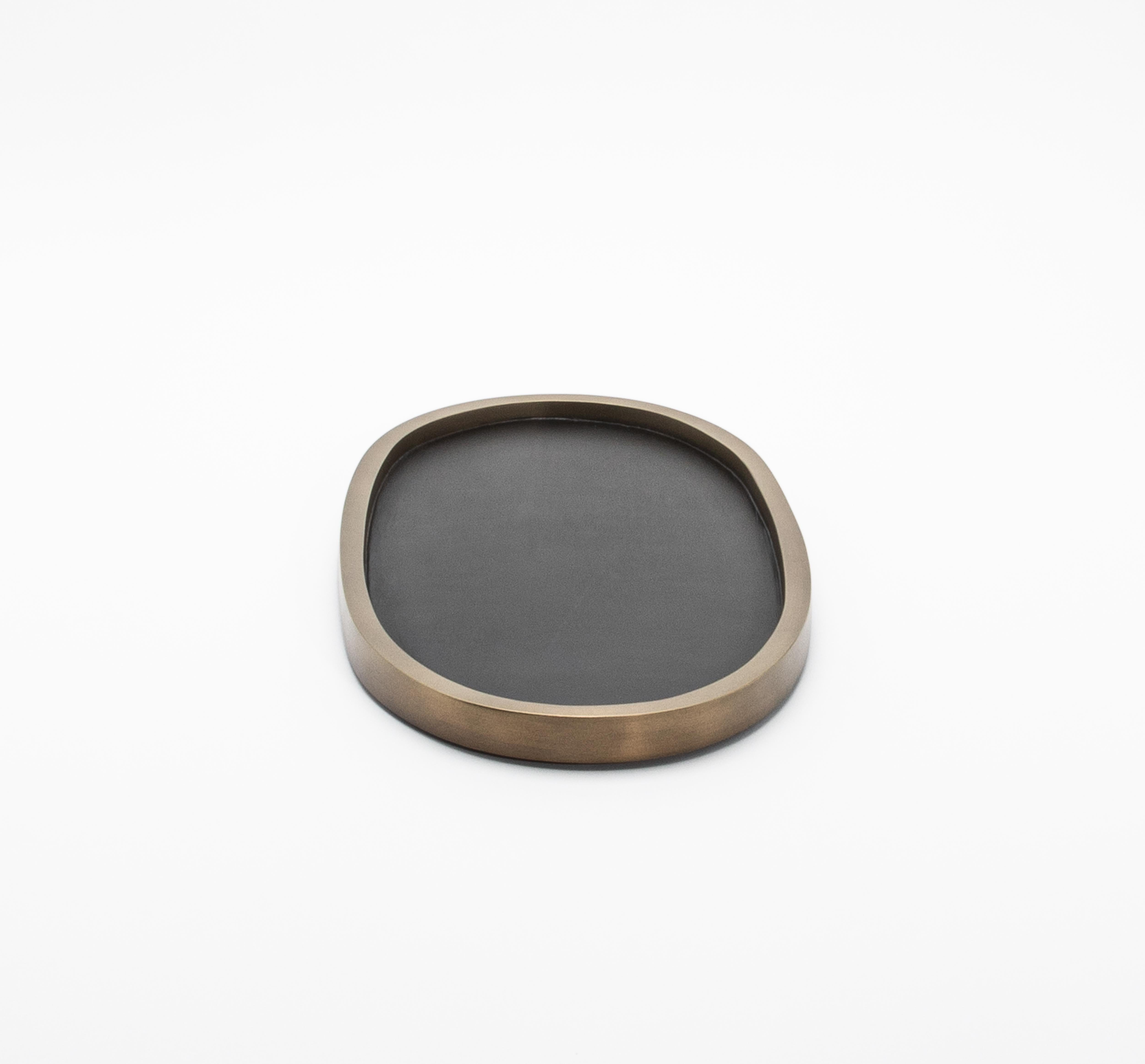 Fait main Plateau ovale en Oak Oak avec laiton Patina Bronze par Kifu Paris en vente