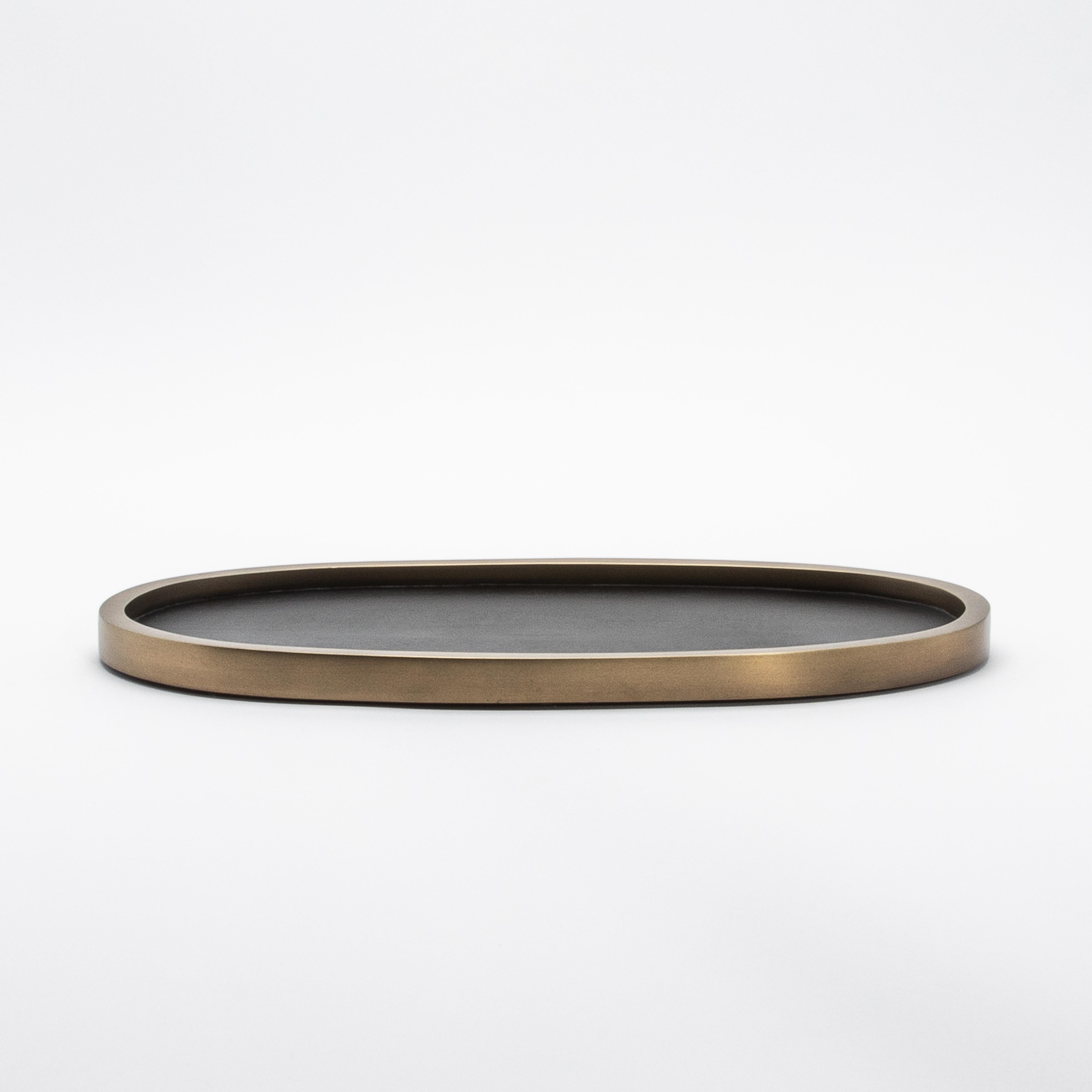 Plateau ovale en Oak Oak avec laiton Patina Bronze par Kifu Paris Neuf - En vente à West Hollywood, CA