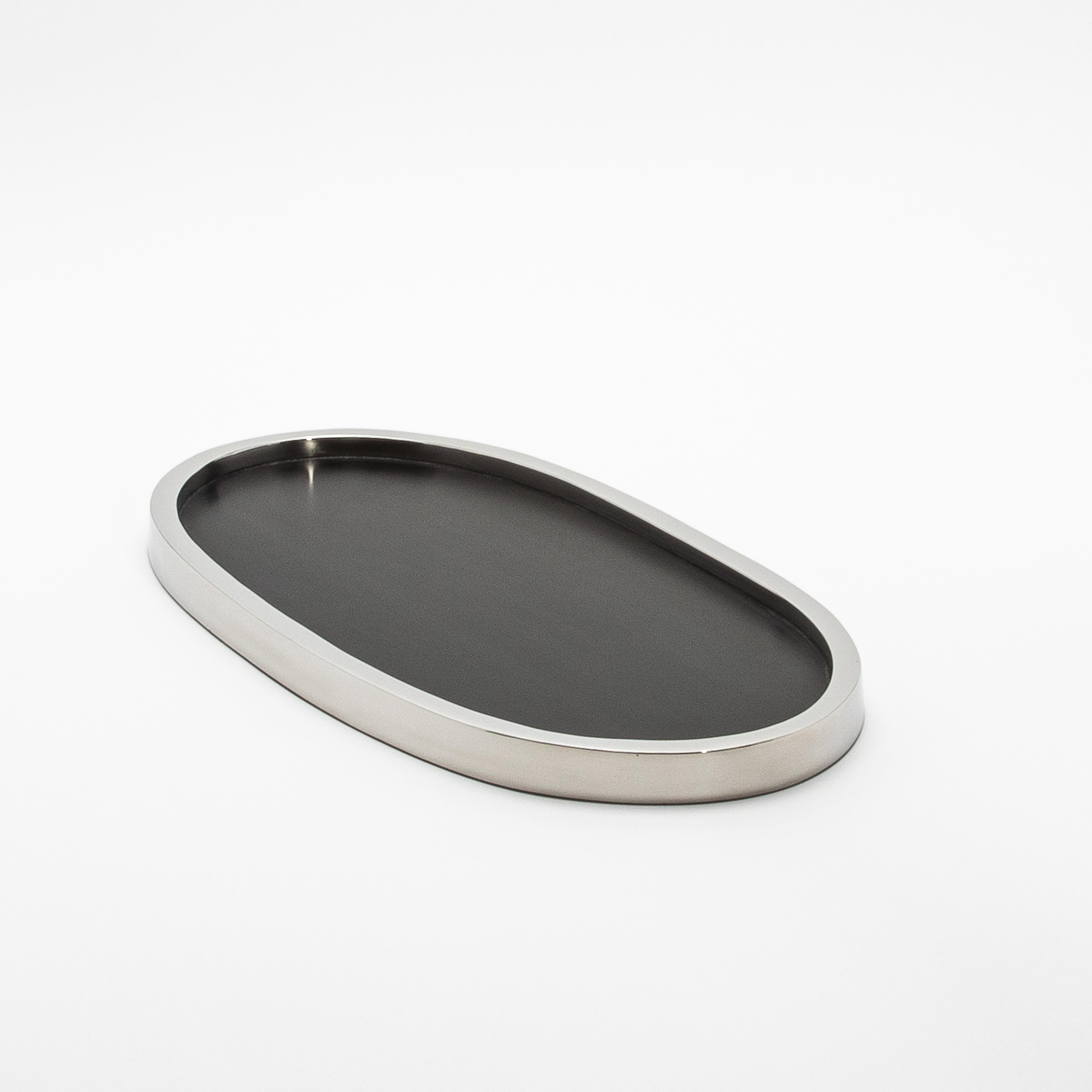 Filippino Vassoio ovale in Oak Oak nero con acciaio inossidabile lucidato di Kifu Paris in vendita