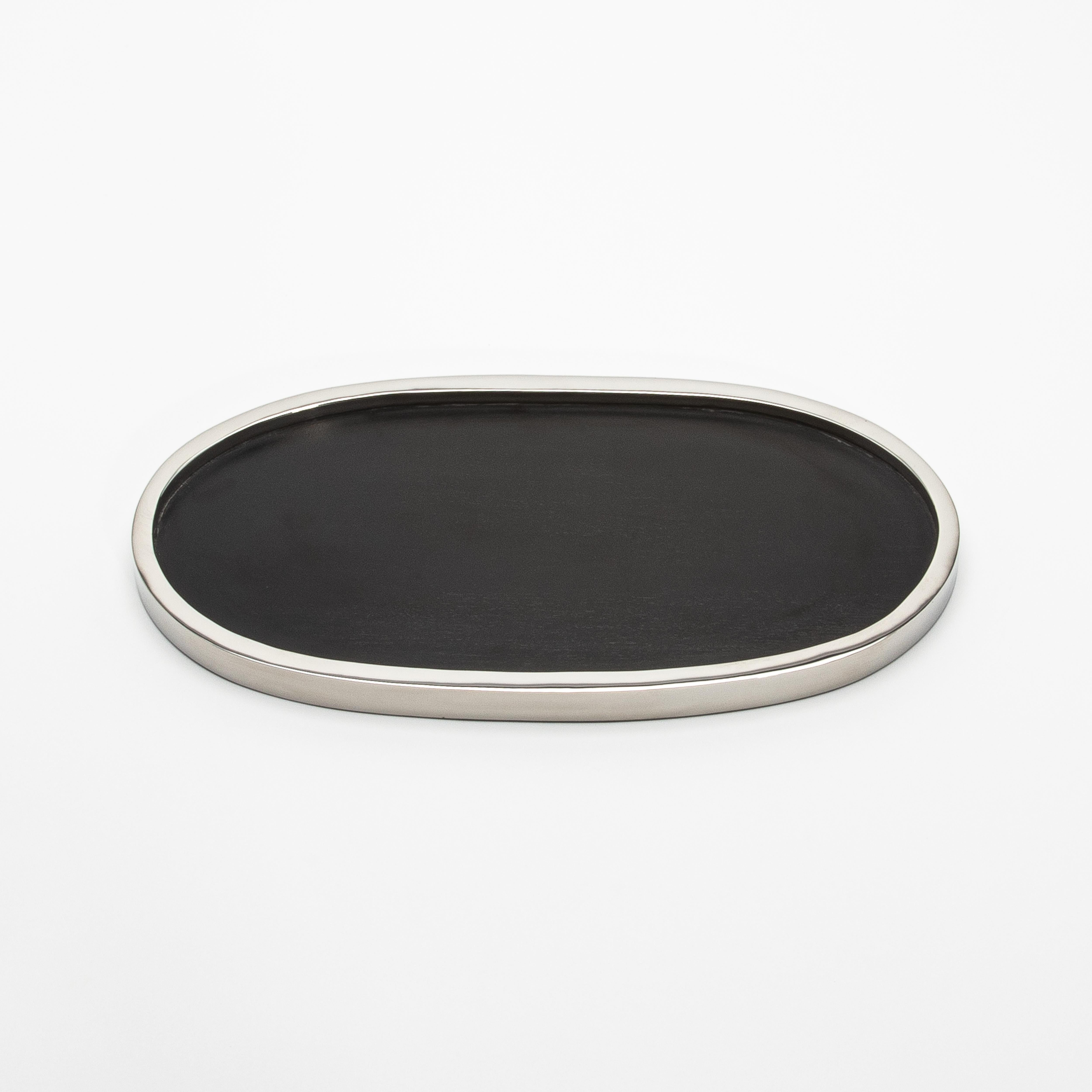Vassoio ovale in Oak Oak nero con acciaio inossidabile lucidato di Kifu Paris In condizioni Nuovo in vendita a West Hollywood, CA
