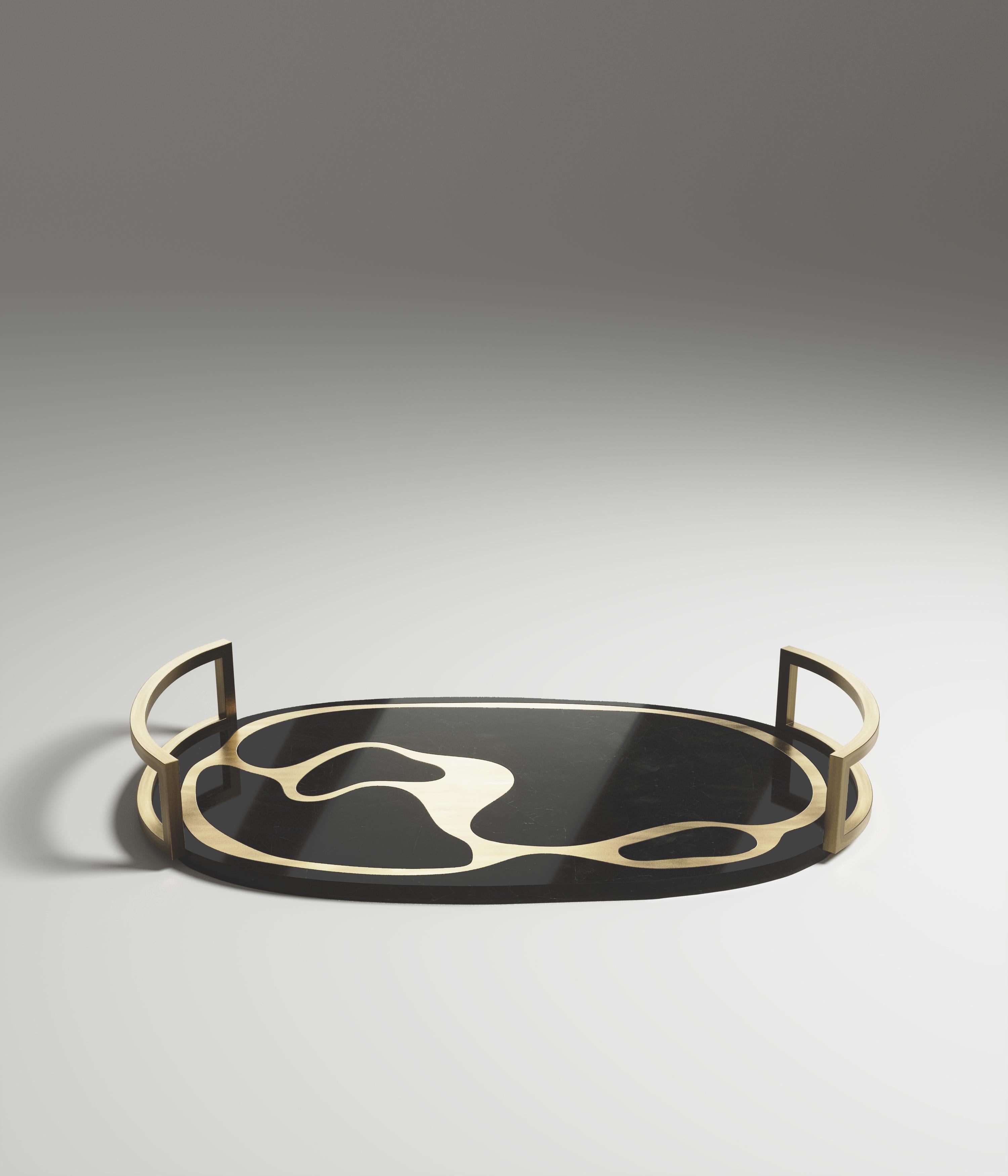 Das ovale Tablett Mask von Kifu Paris ist ein vielseitiges und organisches Stück. Die amorphe Platte und der Sockel sind mit einer Mischung aus schwarzer Muschel und Bronze-Patina-Messing eingelegt. Dieses Stück wurde von Kifu Augousti, der Tochter