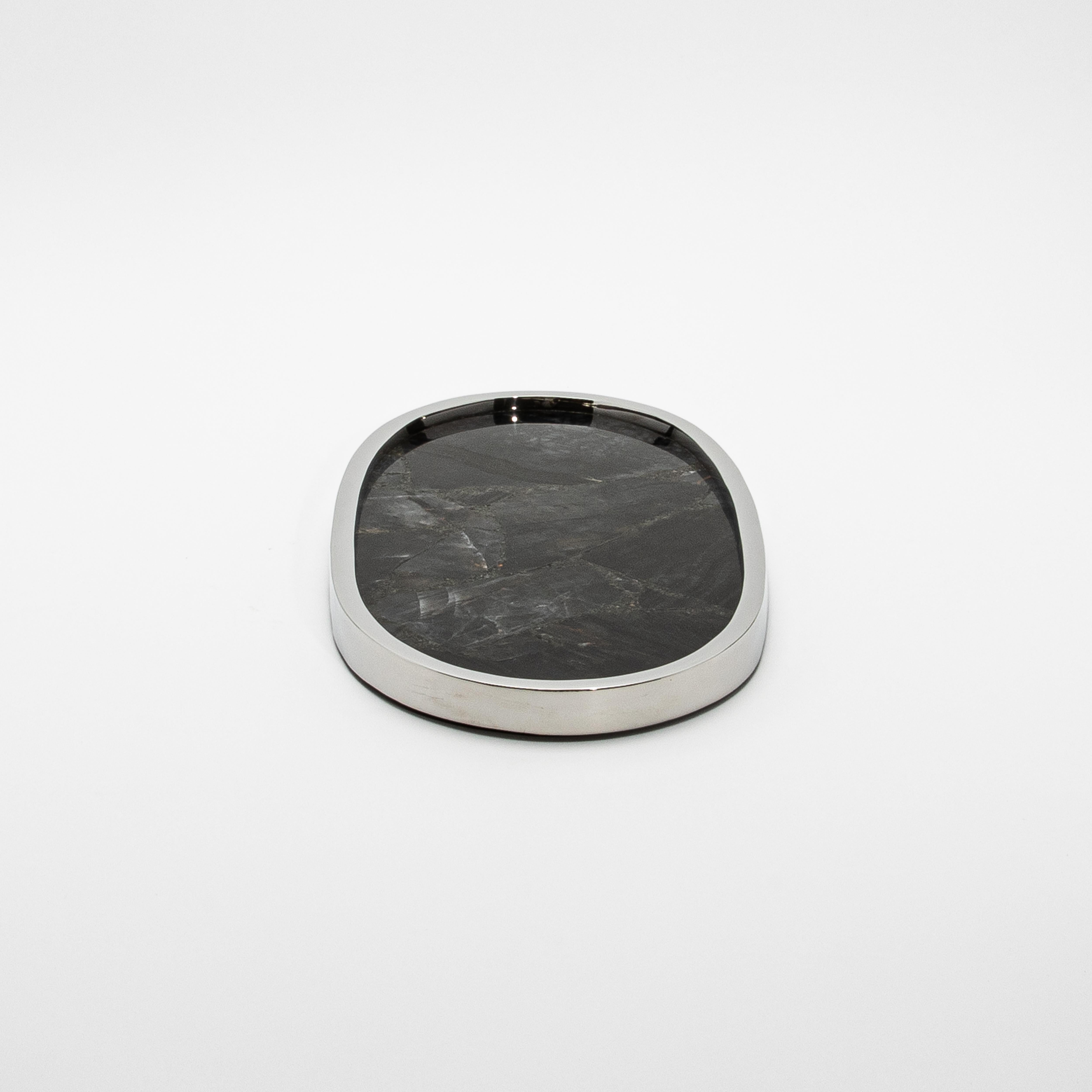 Philippin Plateau ovale en quartz noir et acier inoxydable poli par Kifu Paris en vente
