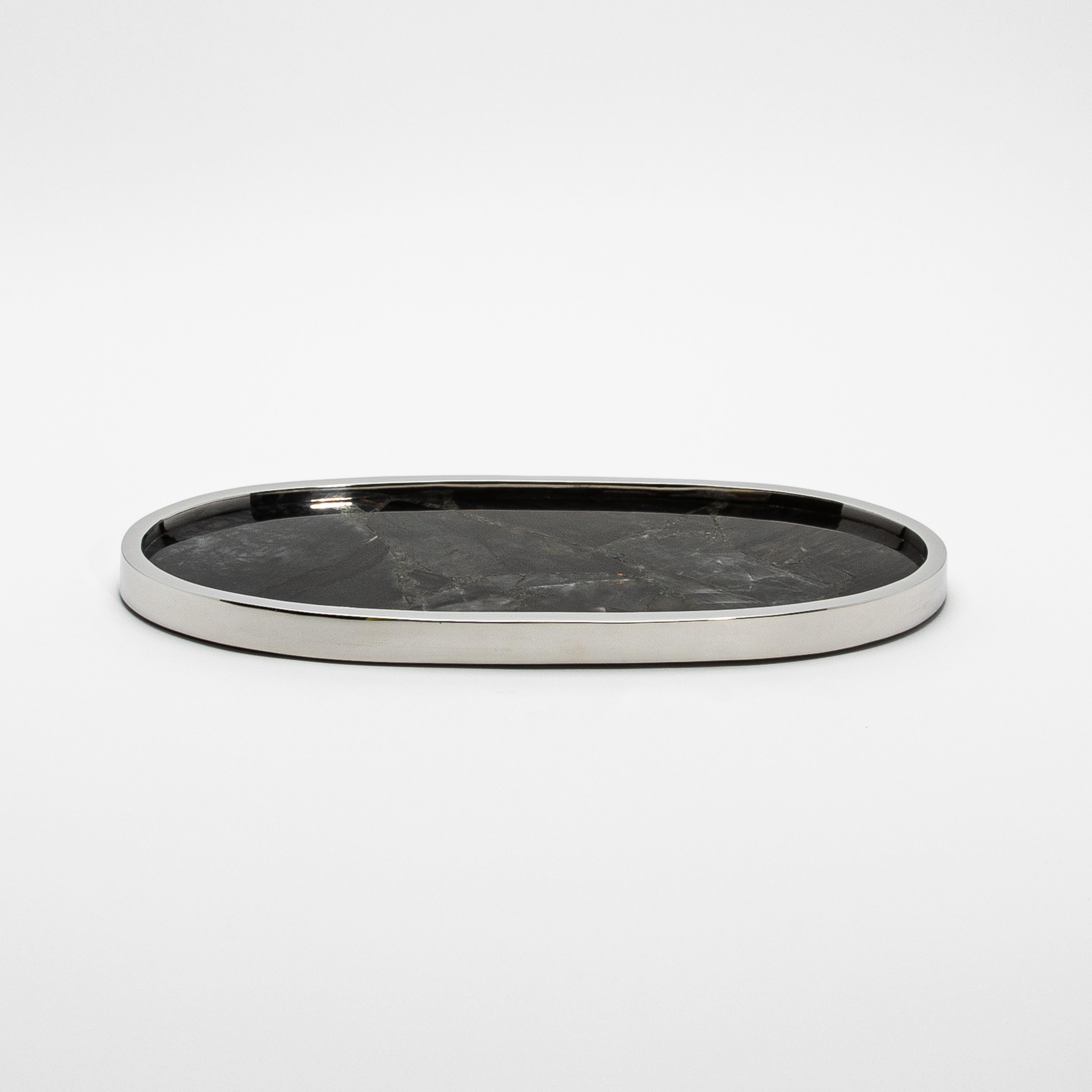 Fait main Plateau ovale en quartz noir et acier inoxydable poli par Kifu Paris en vente