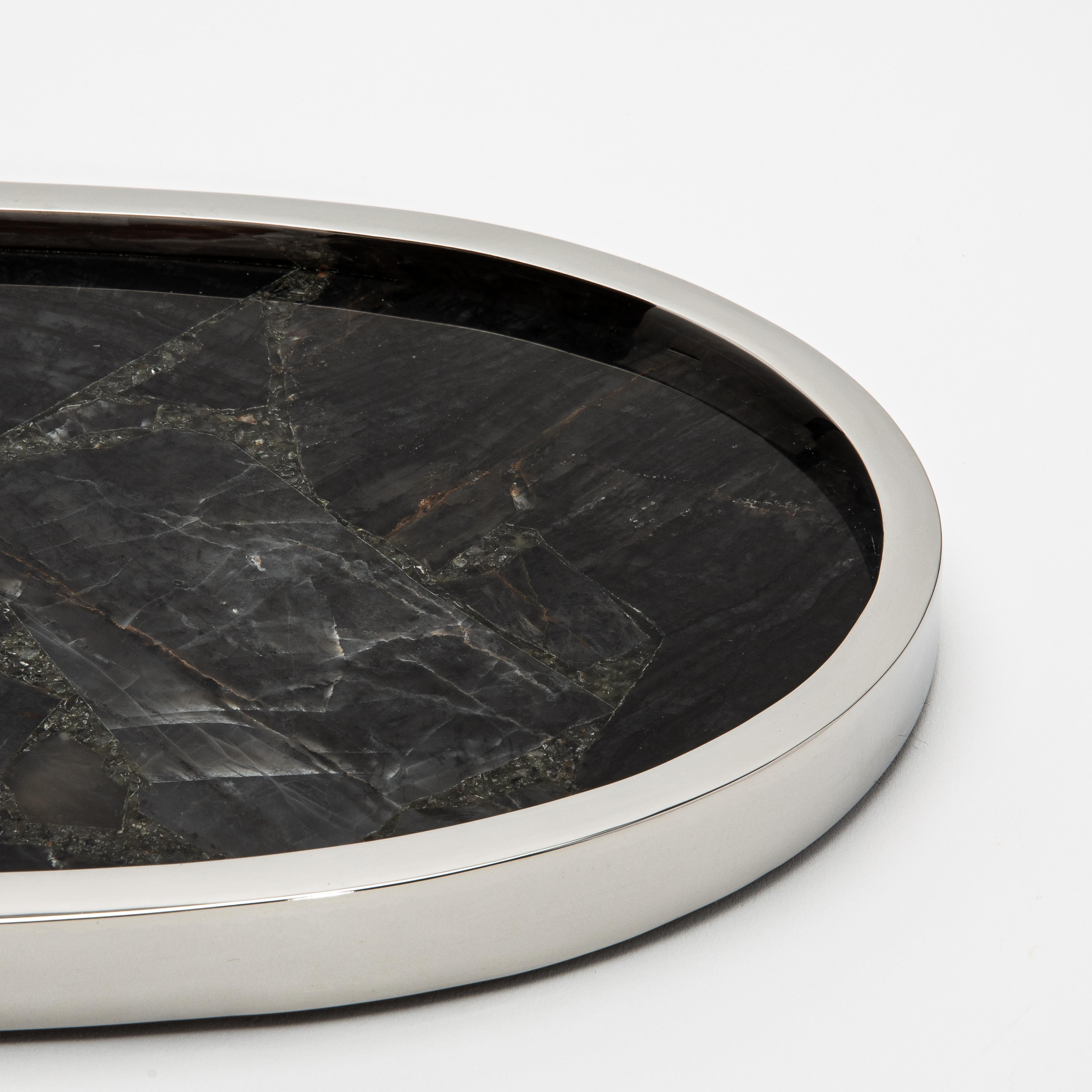 Plateau ovale en quartz noir et acier inoxydable poli par Kifu Paris en vente 1