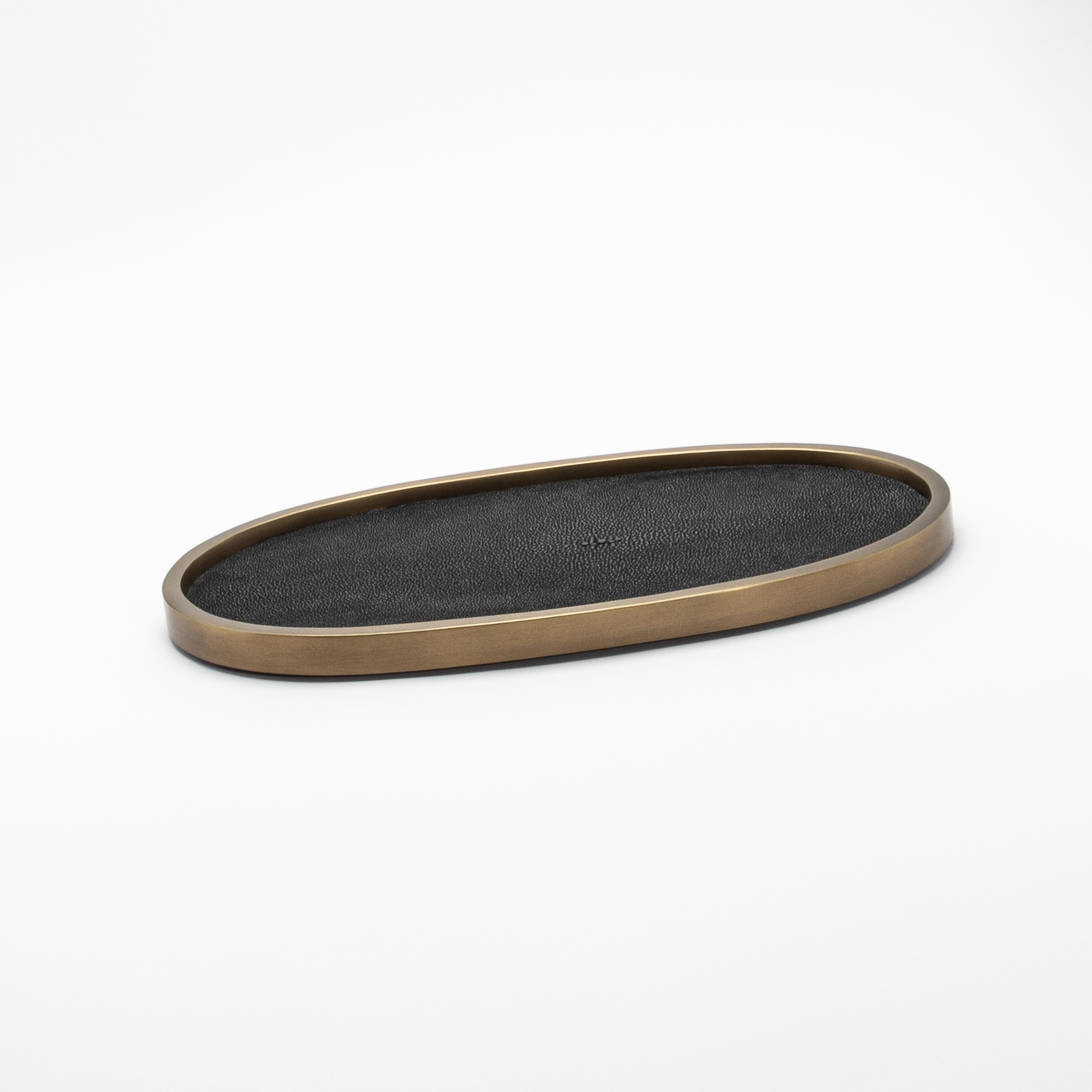 Art déco Plateau ovale en galuchat noir et laiton patiné bronze par Kifu Paris en vente