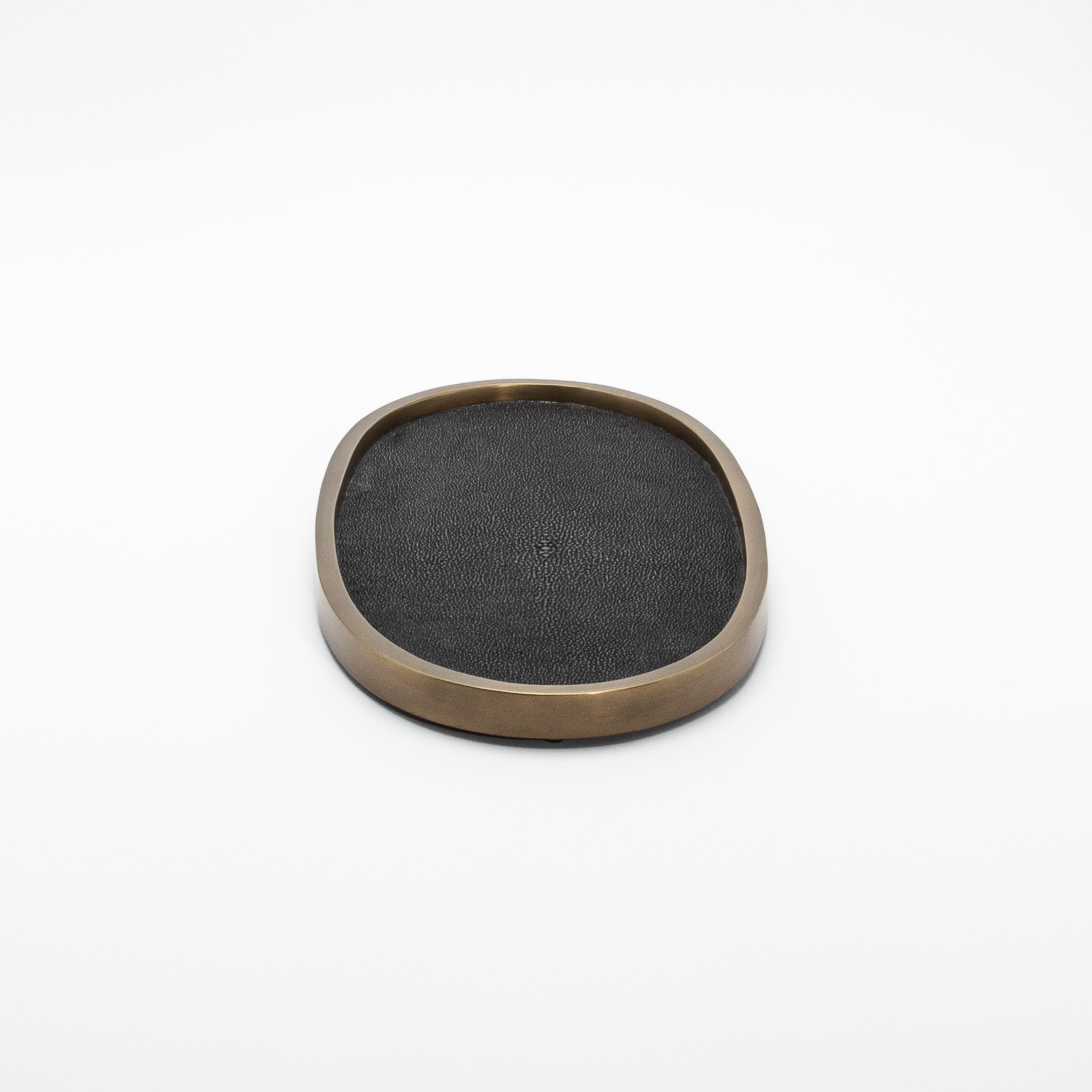 Fait main Plateau ovale en galuchat noir et laiton patiné bronze par Kifu Paris en vente