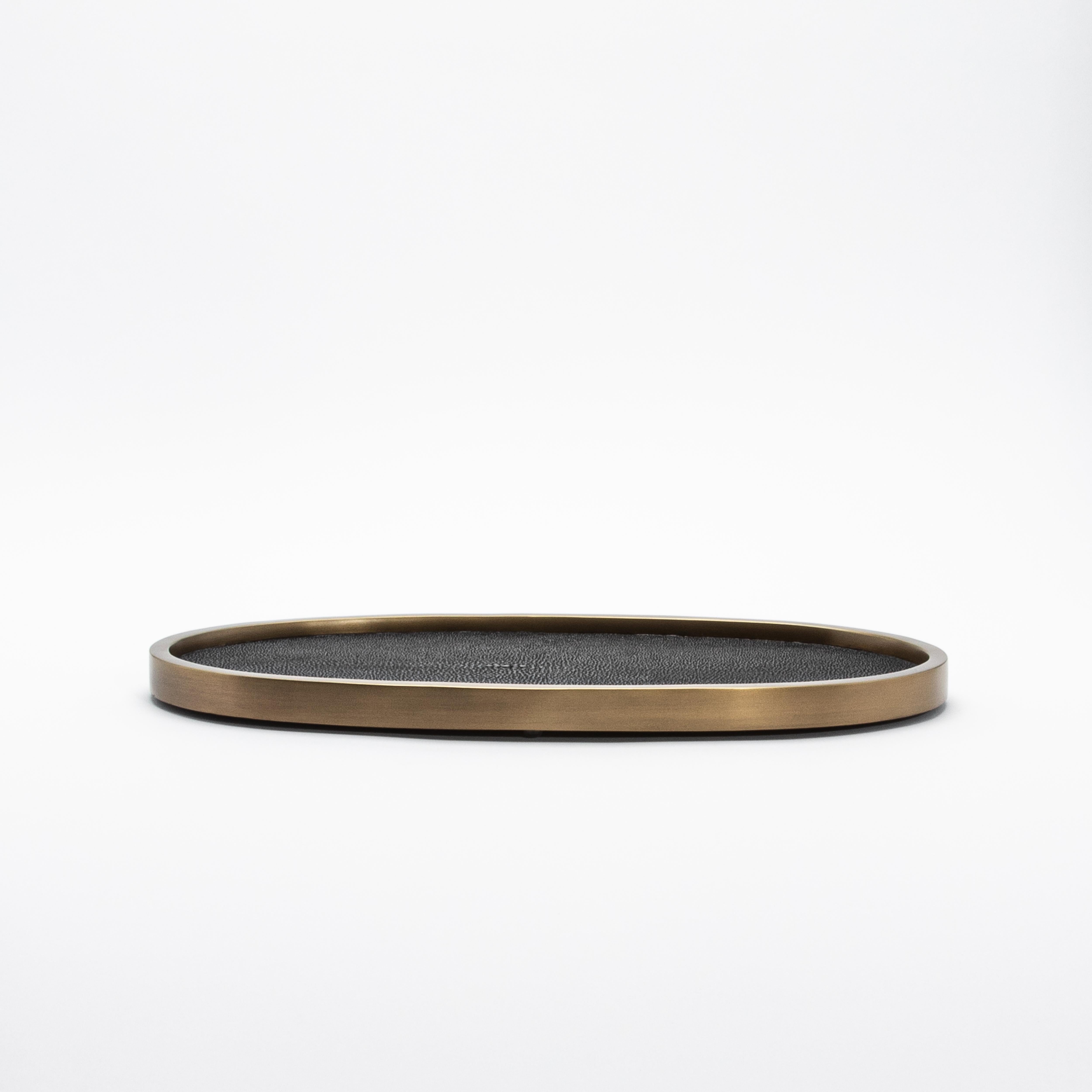 Plateau ovale en galuchat noir et laiton patiné bronze par Kifu Paris Neuf - En vente à West Hollywood, CA