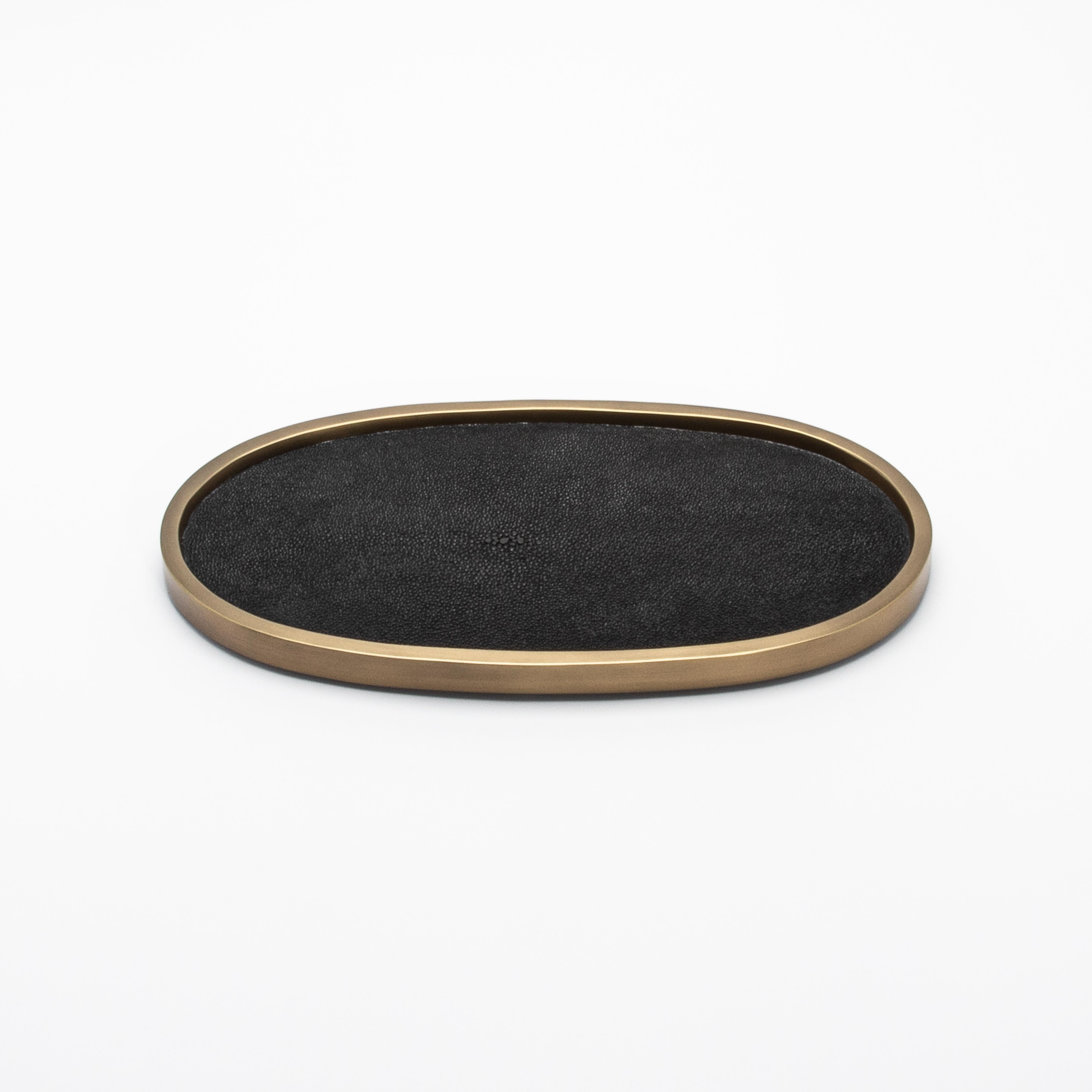 XXIe siècle et contemporain Plateau ovale en galuchat noir et laiton patiné bronze par Kifu Paris en vente