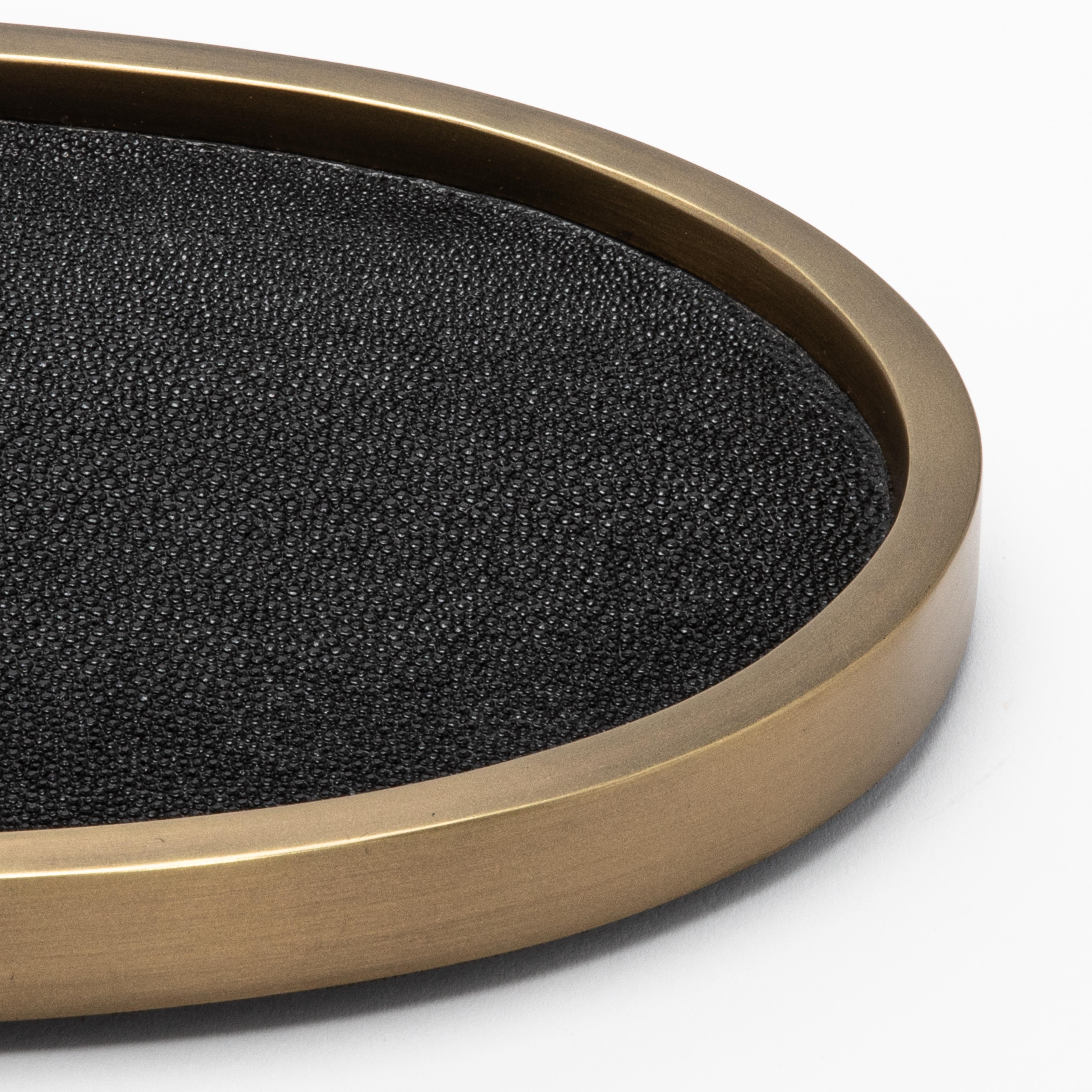 Laiton Plateau ovale en galuchat noir et laiton patiné bronze par Kifu Paris en vente