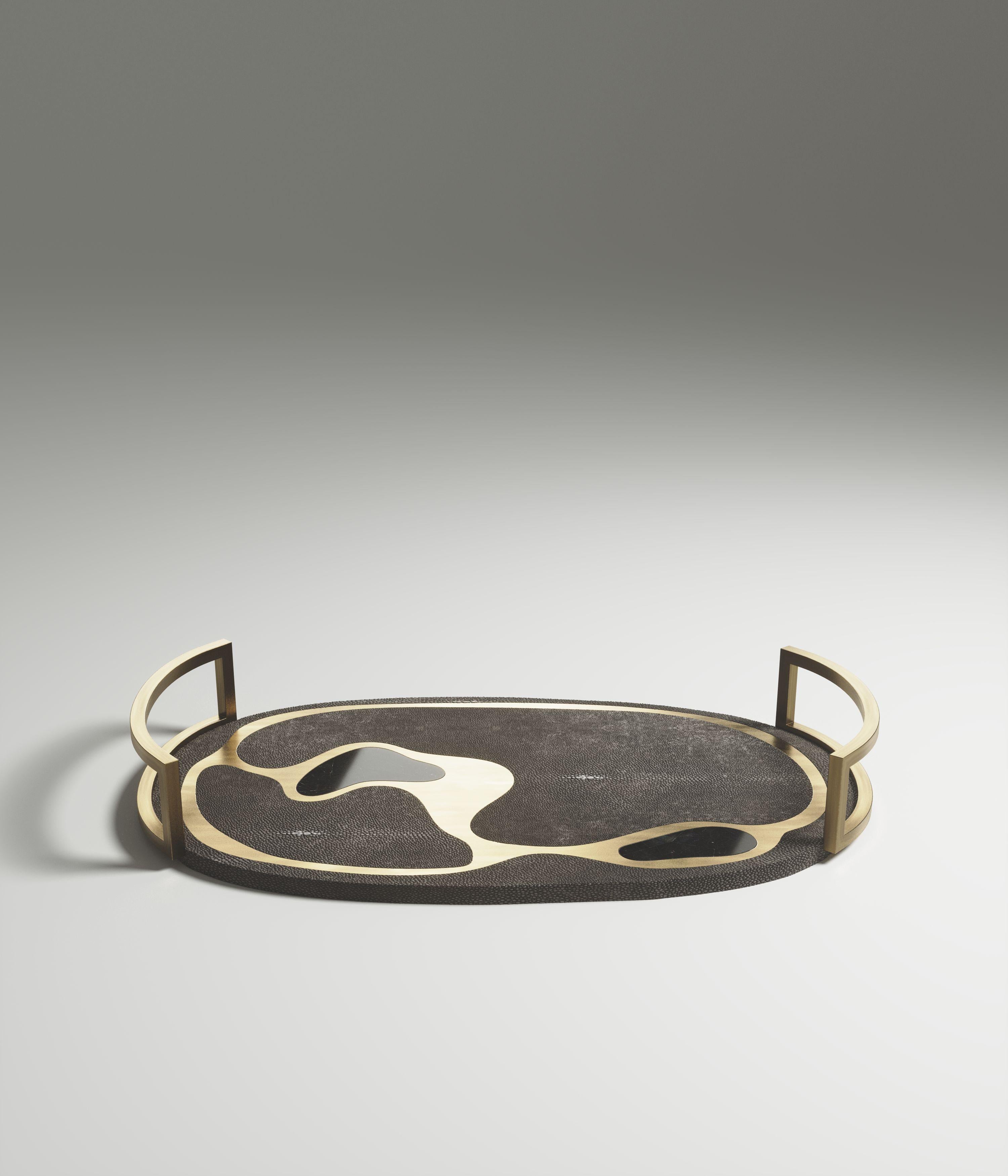 Le plateau ovale Mask de Kifu Paris est une pièce polyvalente et organique. Le plateau et la base amorphes sont incrustés d'un mélange de galuchat noir, de coquillage noir et de laiton bronze-patine. Cette pièce a été conçue par Kifu Augousti, la