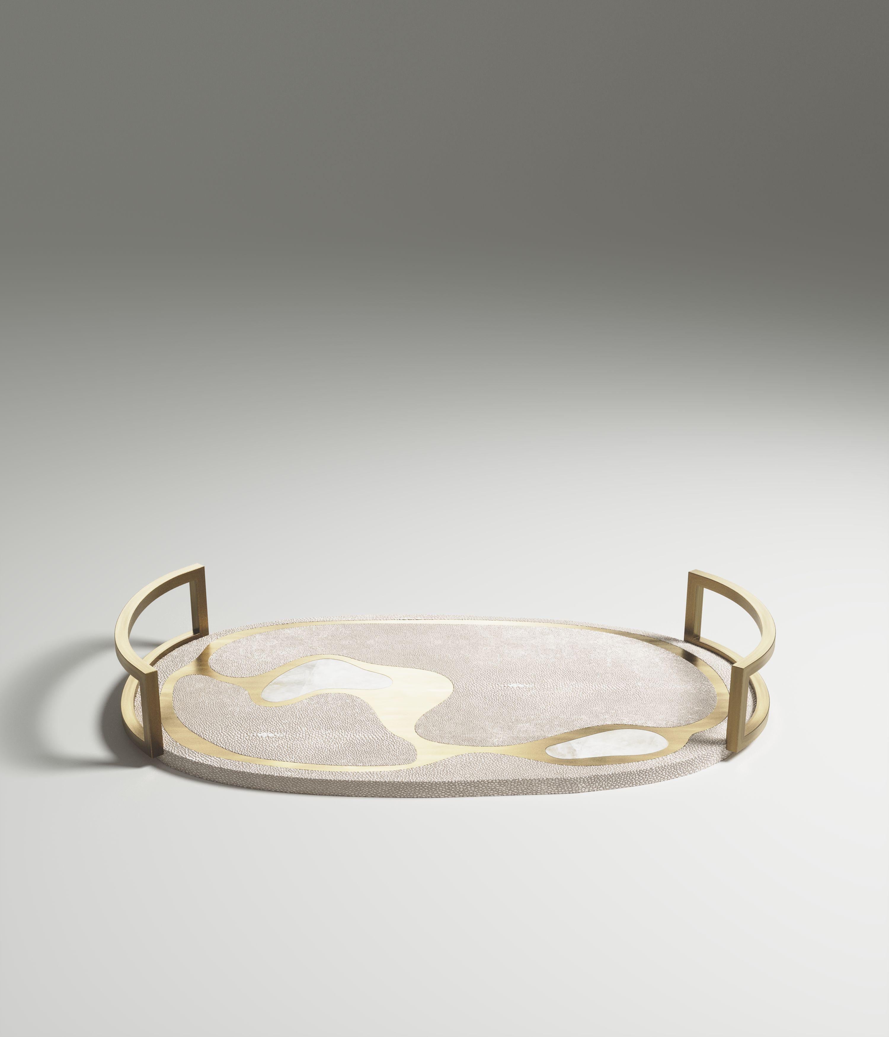 Das ovale Tablett Mask von Kifu Paris ist ein vielseitiges und organisches Stück. Die amorphe Platte und der Sockel sind mit einer Mischung aus cremefarbenem Chagrin, weißem Quarz und Messing in Bronze-Patina eingelegt. Dieses Stück wurde von Kifu
