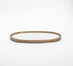 Ovales Tablett aus weißem Quarz mit Bronze-Patina-Messing von Kifu Paris
