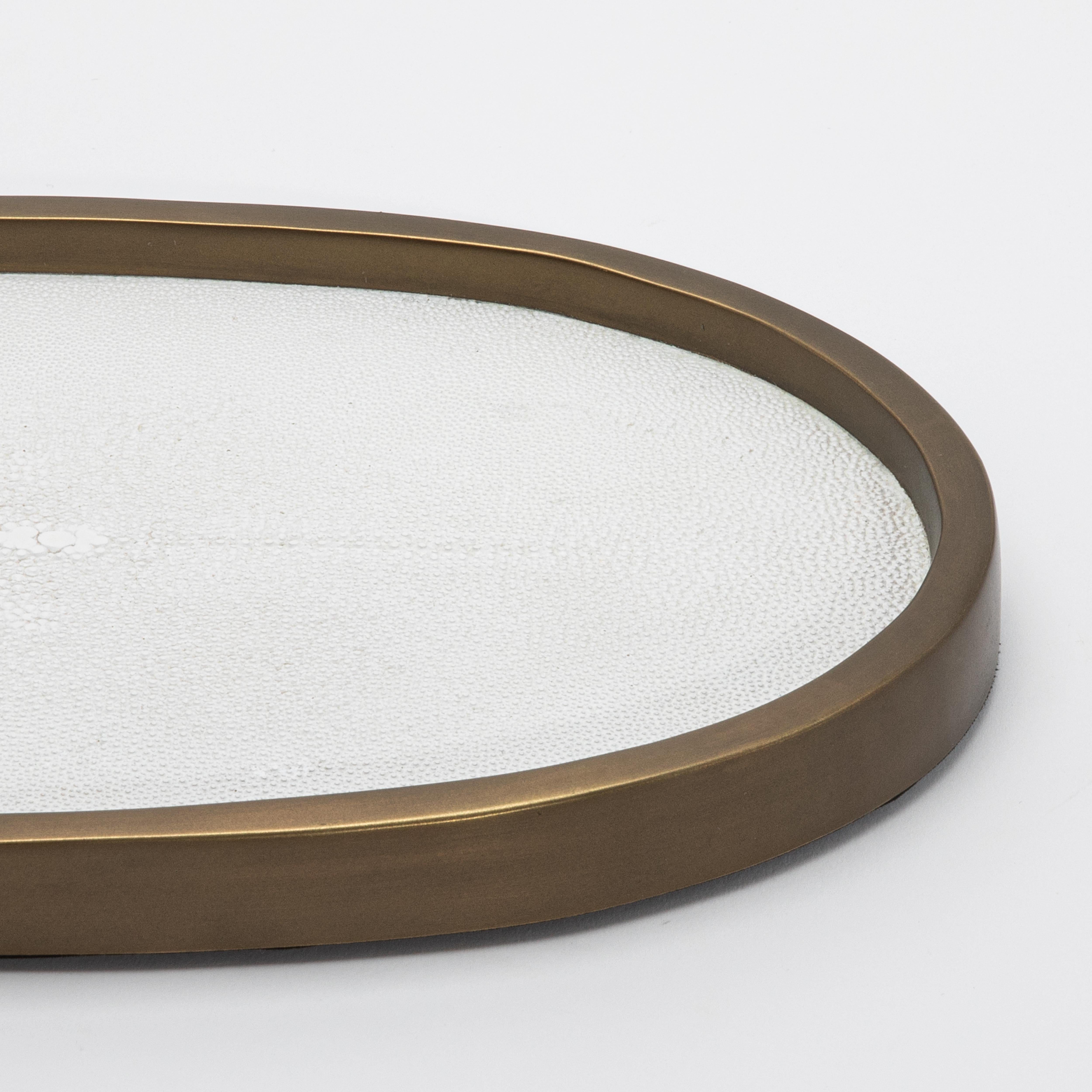 Plateau ovale en galuchat blanc et laiton patiné bronze par Kifu Paris en vente 2