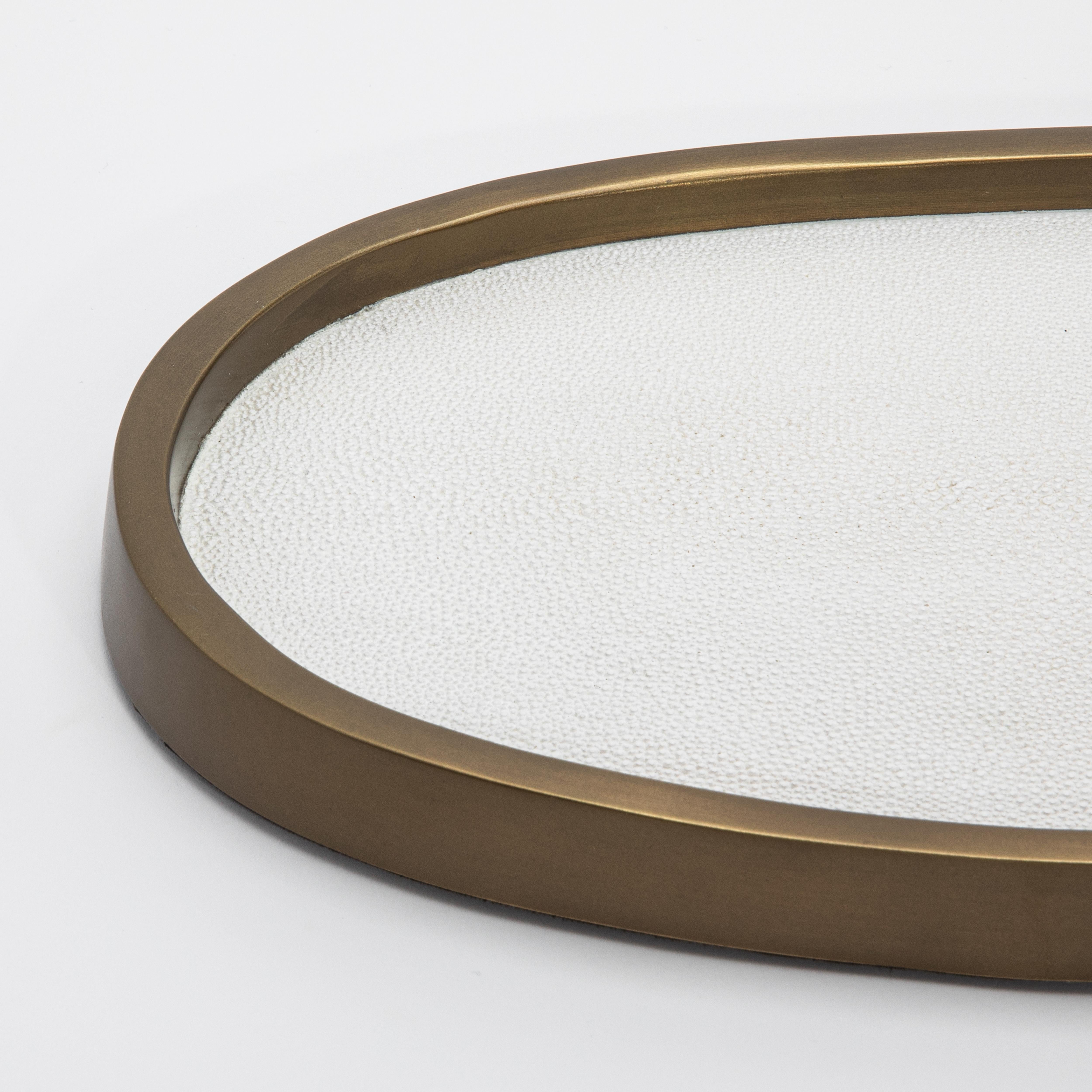 Plateau ovale en galuchat blanc et laiton patiné bronze par Kifu Paris en vente 3