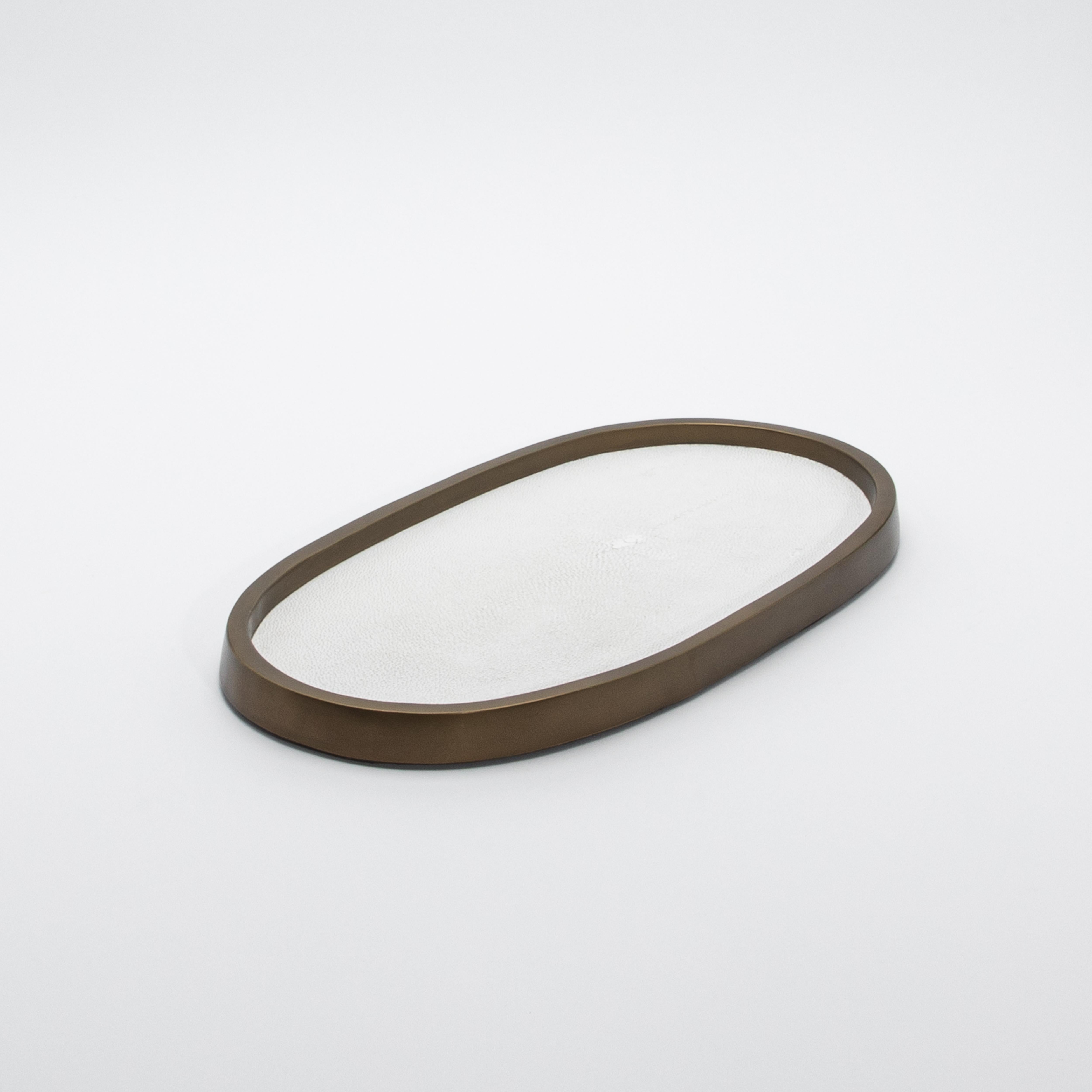 Art déco Plateau ovale en galuchat blanc et laiton patiné bronze par Kifu Paris en vente