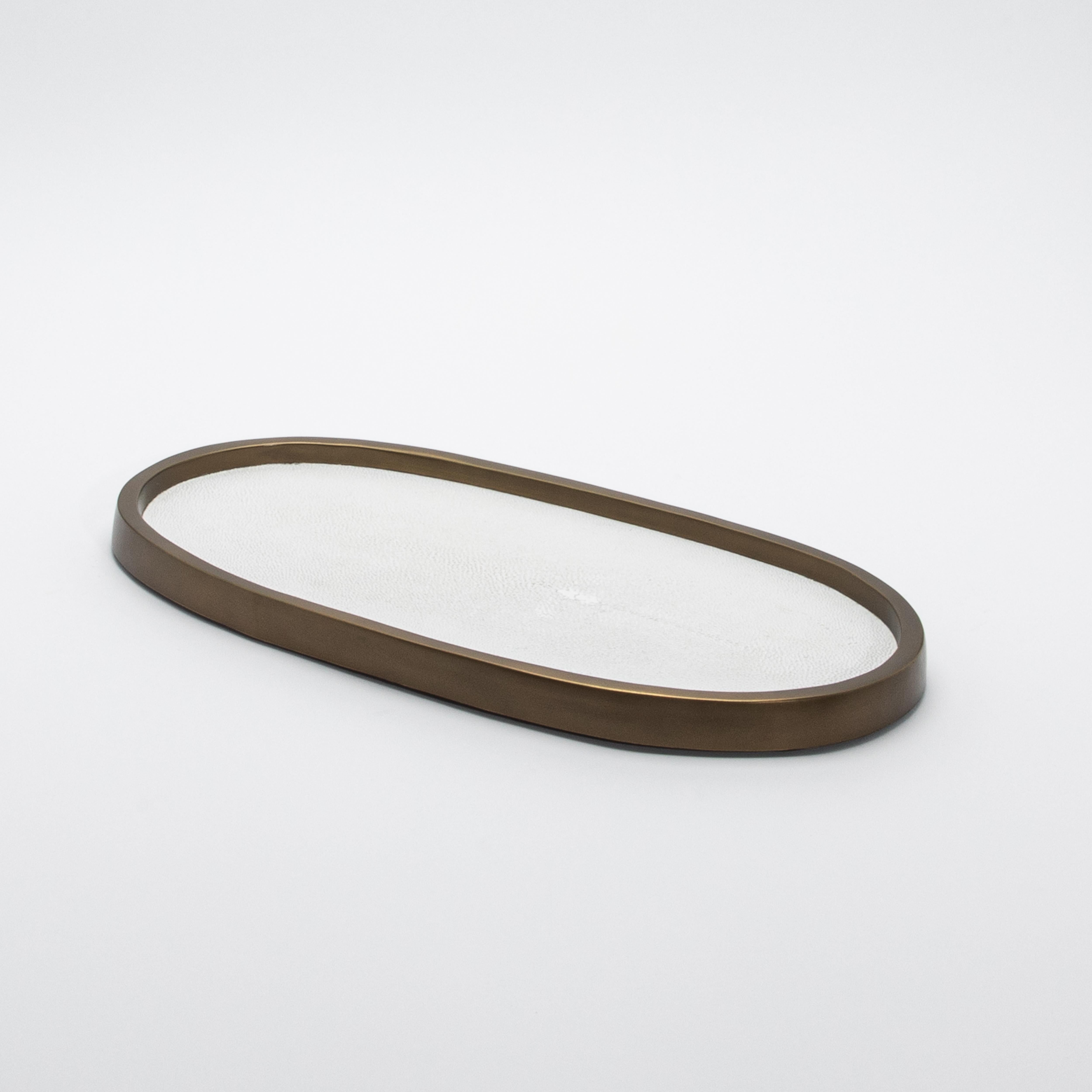 Fait main Plateau ovale en galuchat blanc et laiton patiné bronze par Kifu Paris en vente