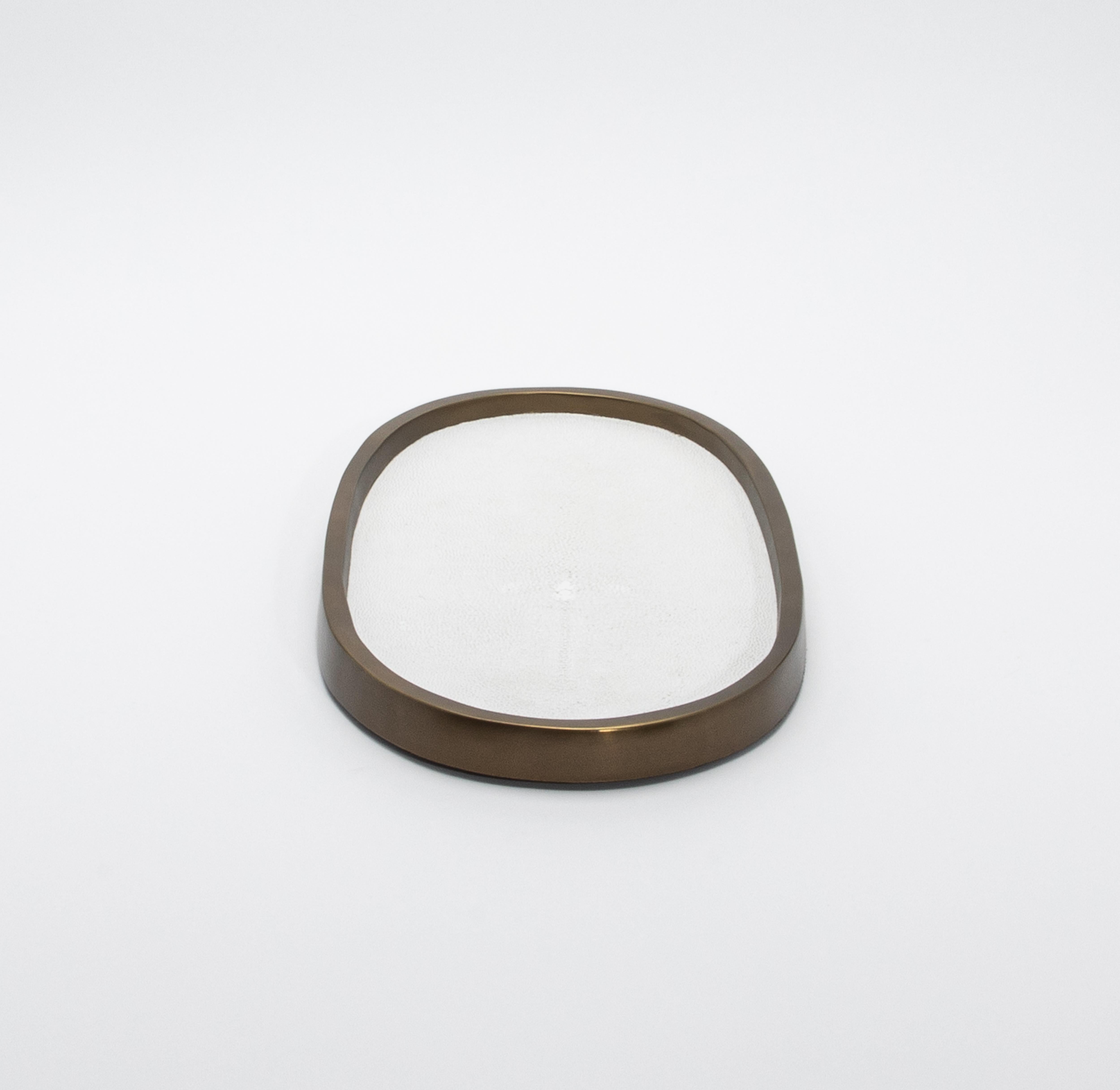 Plateau ovale en galuchat blanc et laiton patiné bronze par Kifu Paris Neuf - En vente à West Hollywood, CA