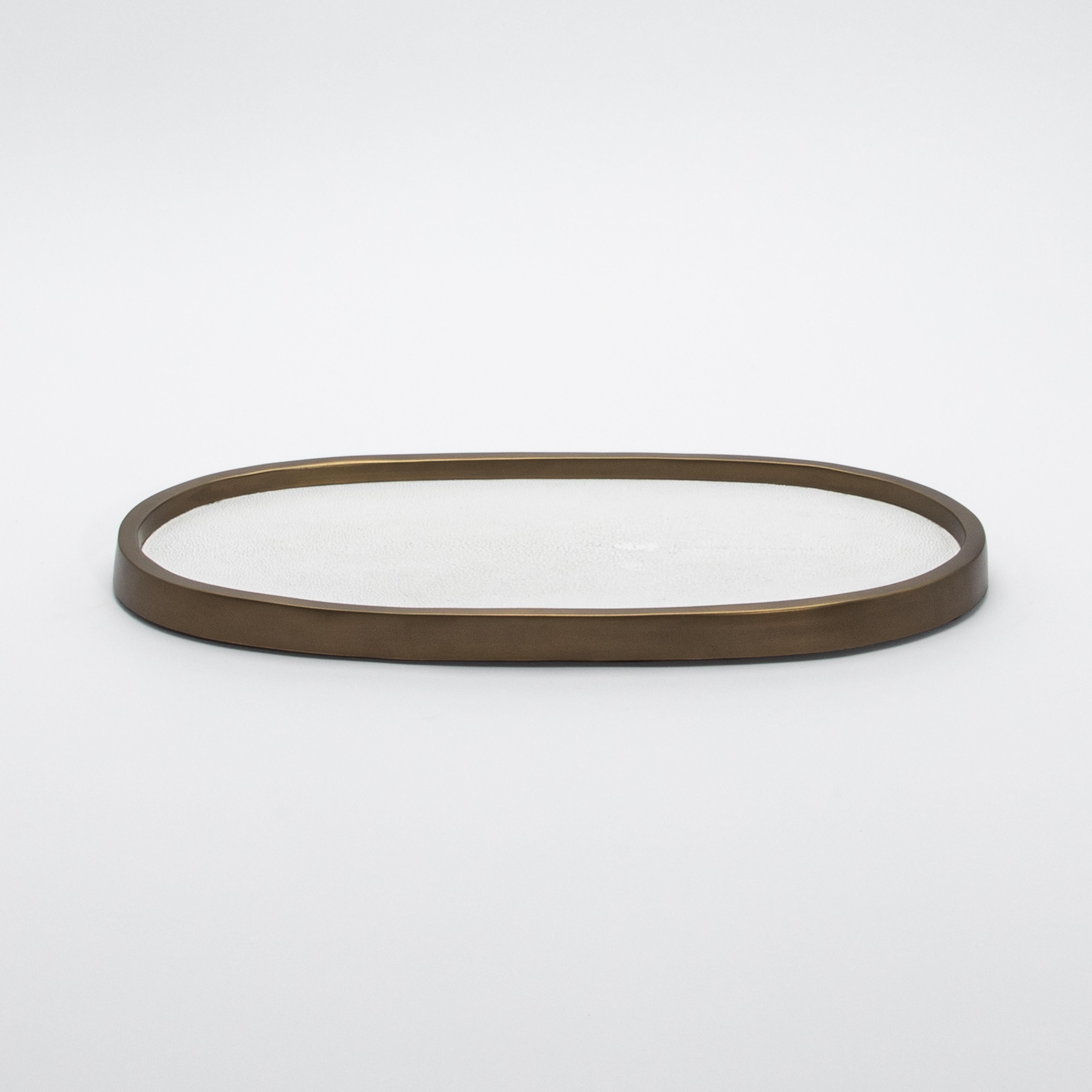 XXIe siècle et contemporain Plateau ovale en galuchat blanc et laiton patiné bronze par Kifu Paris en vente