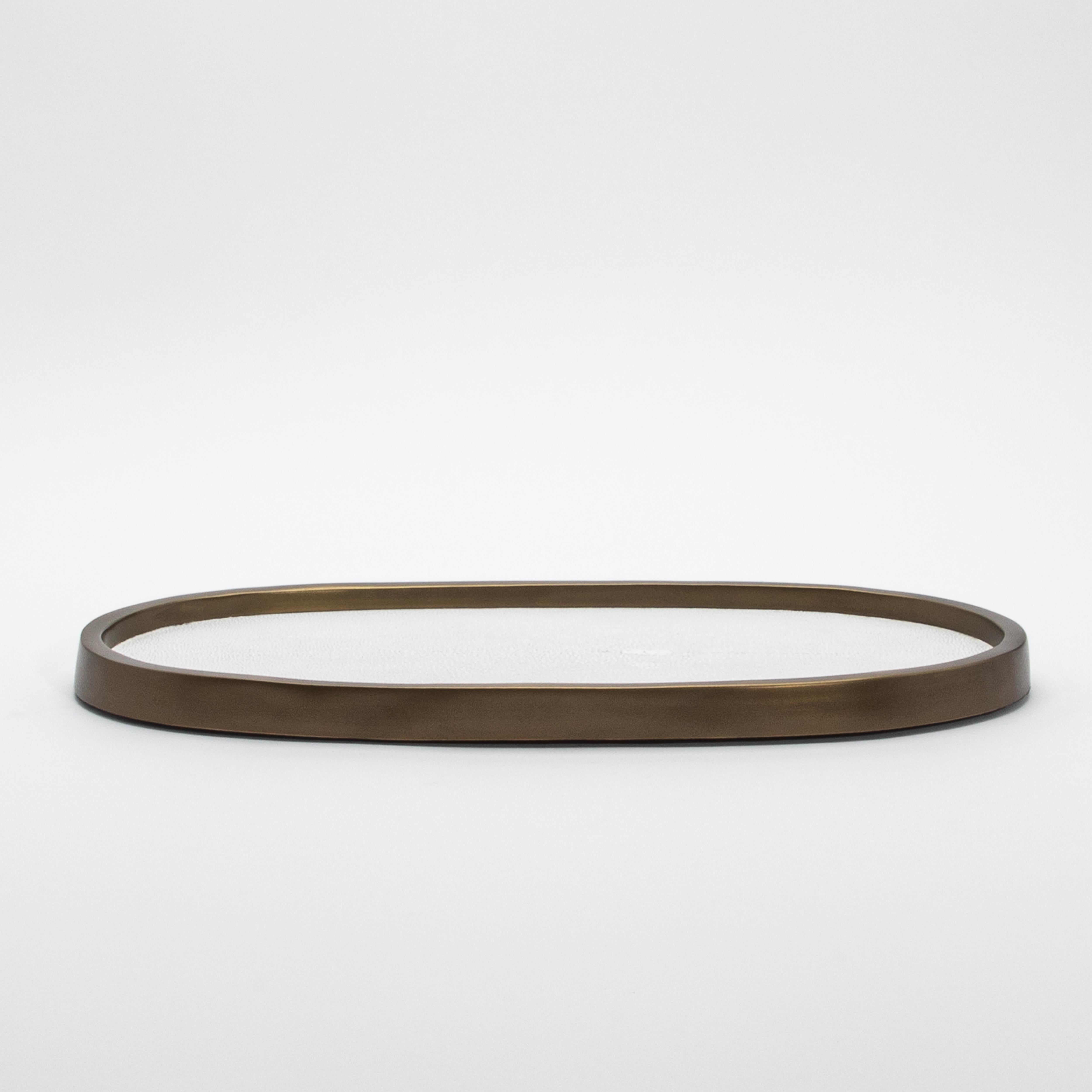 Laiton Plateau ovale en galuchat blanc et laiton patiné bronze par Kifu Paris en vente