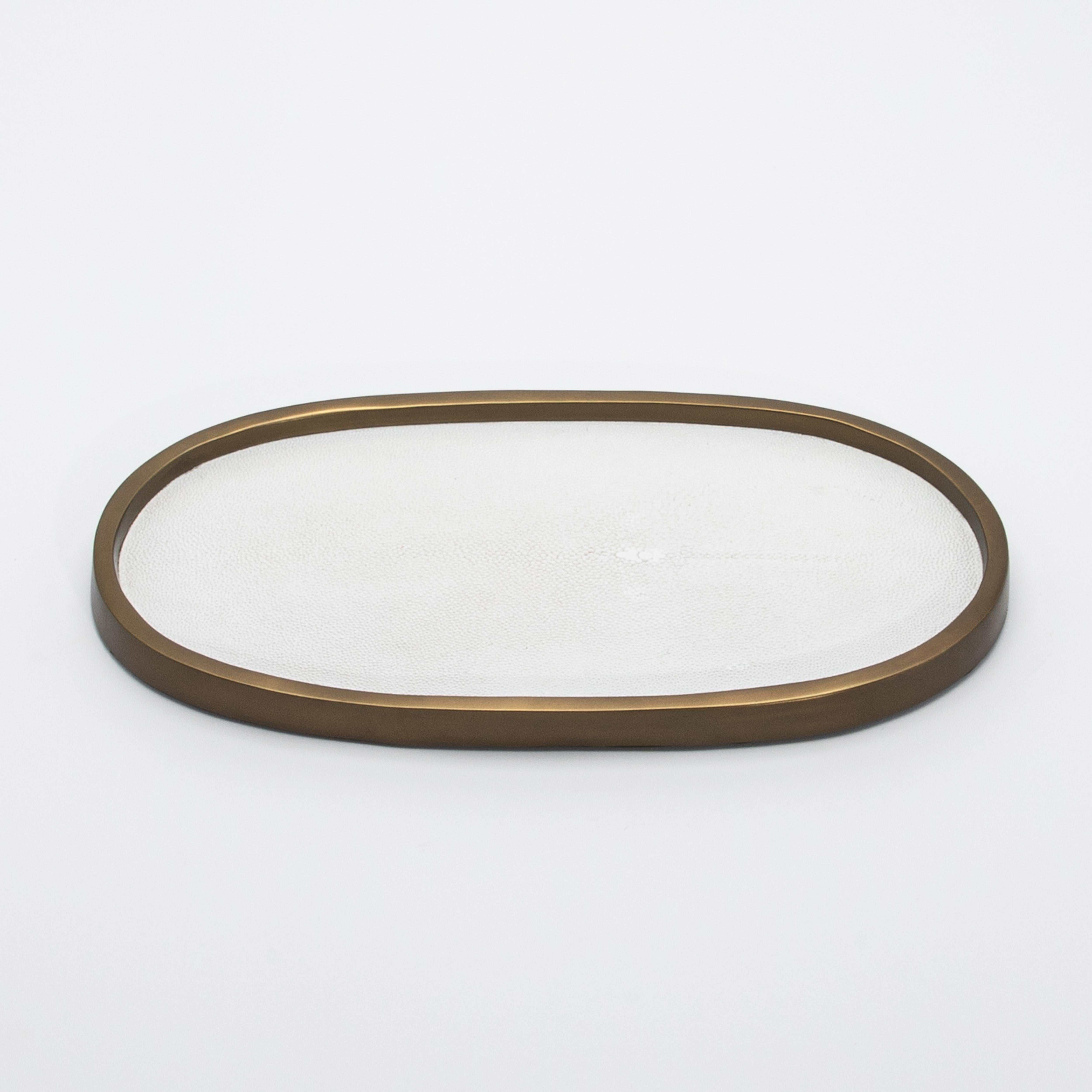 Plateau ovale en galuchat blanc et laiton patiné bronze par Kifu Paris en vente 1