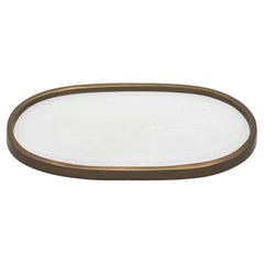 Bandeja ovalada de piel de zapa blanca con latón patinado bronce by Kifu Paris