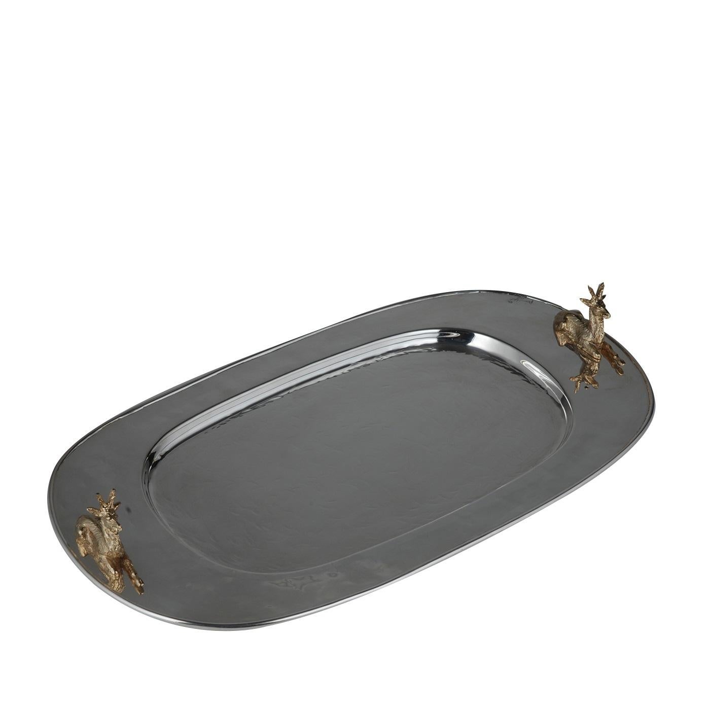 This exquisite oval tray is made entirely of metal plated in silver and its surface is lightly textured to give it an organic feel. The gentle curves of the inner and outer profile are sophisticated and elegant, while the finish of the two deer